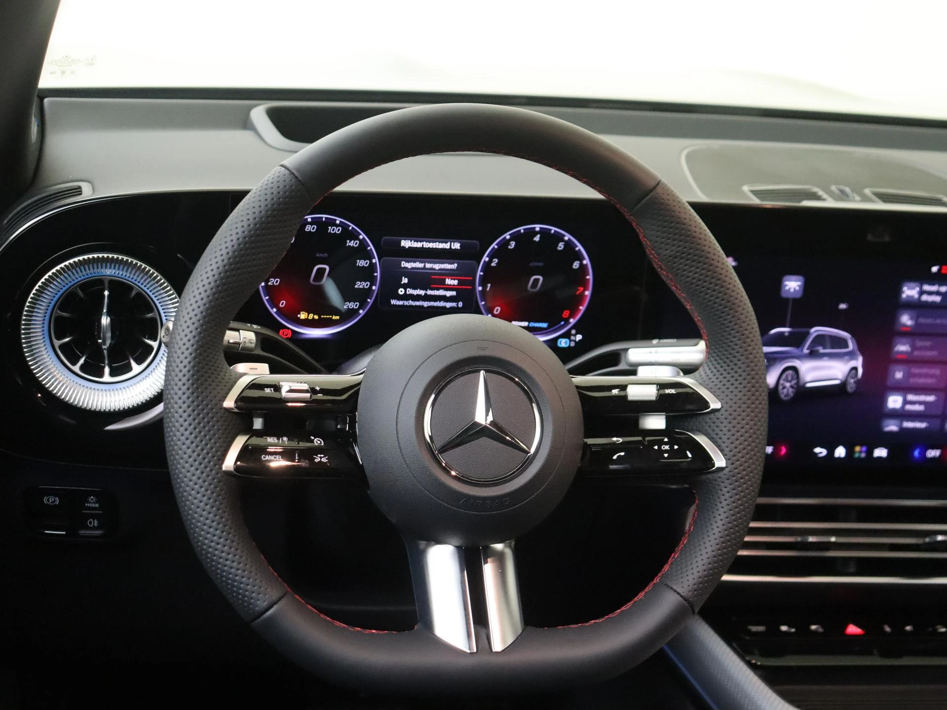 Mercedes-Benz-GLB-image-9