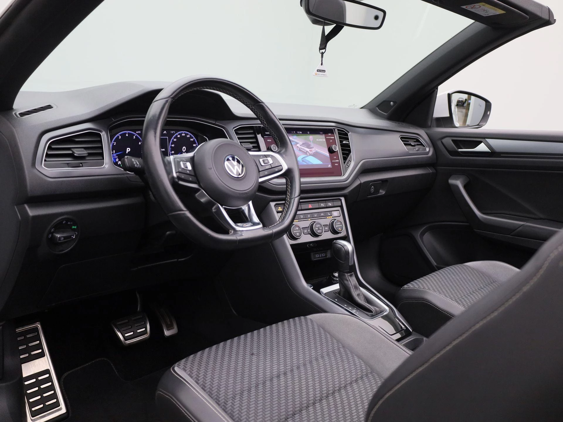 Volkswagen-T-Roc-image-36