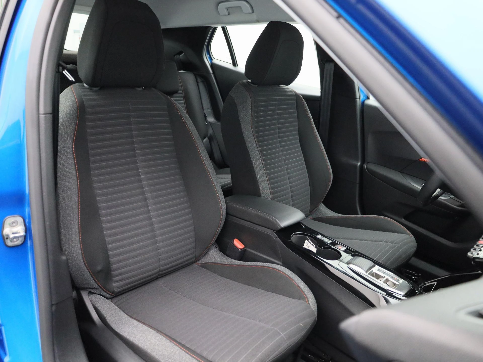 Peugeot-e-2008-image-35