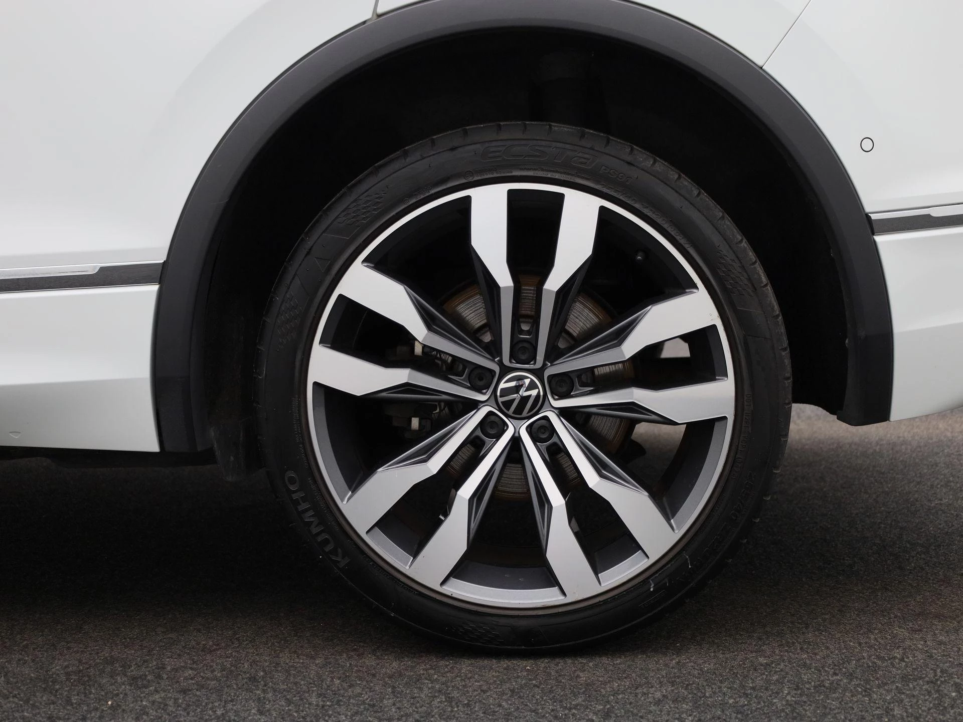 Volkswagen-Tiguan-image-12