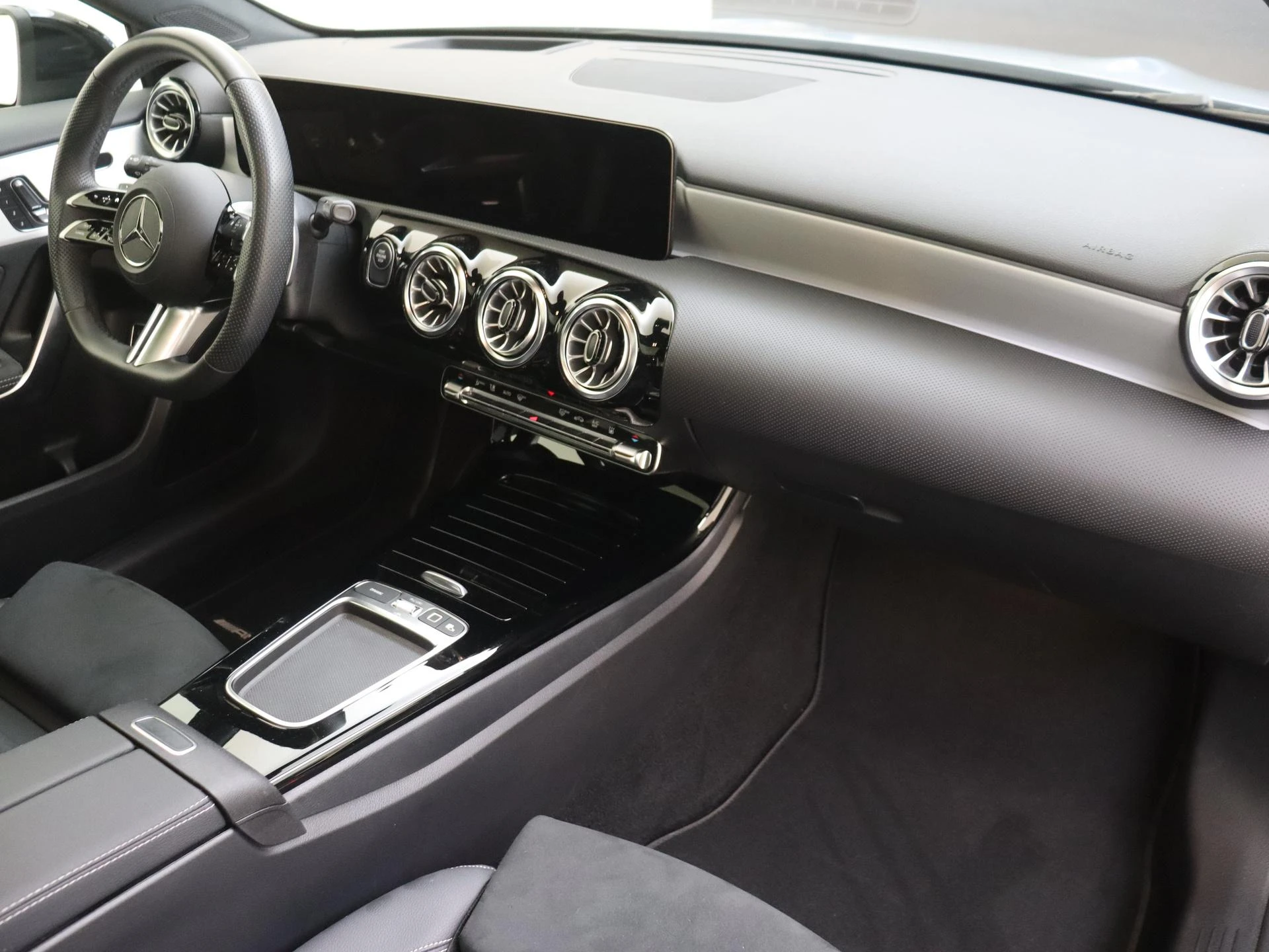 Mercedes-Benz-A-Klasse-image-4