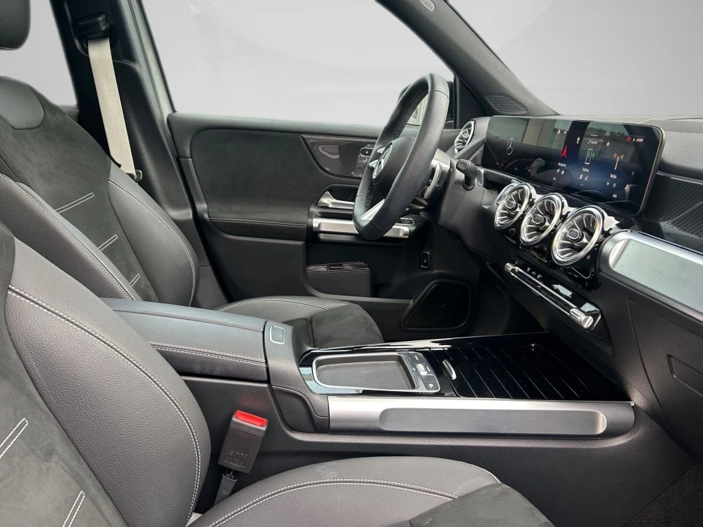 Mercedes-Benz-GLB 200-image-14