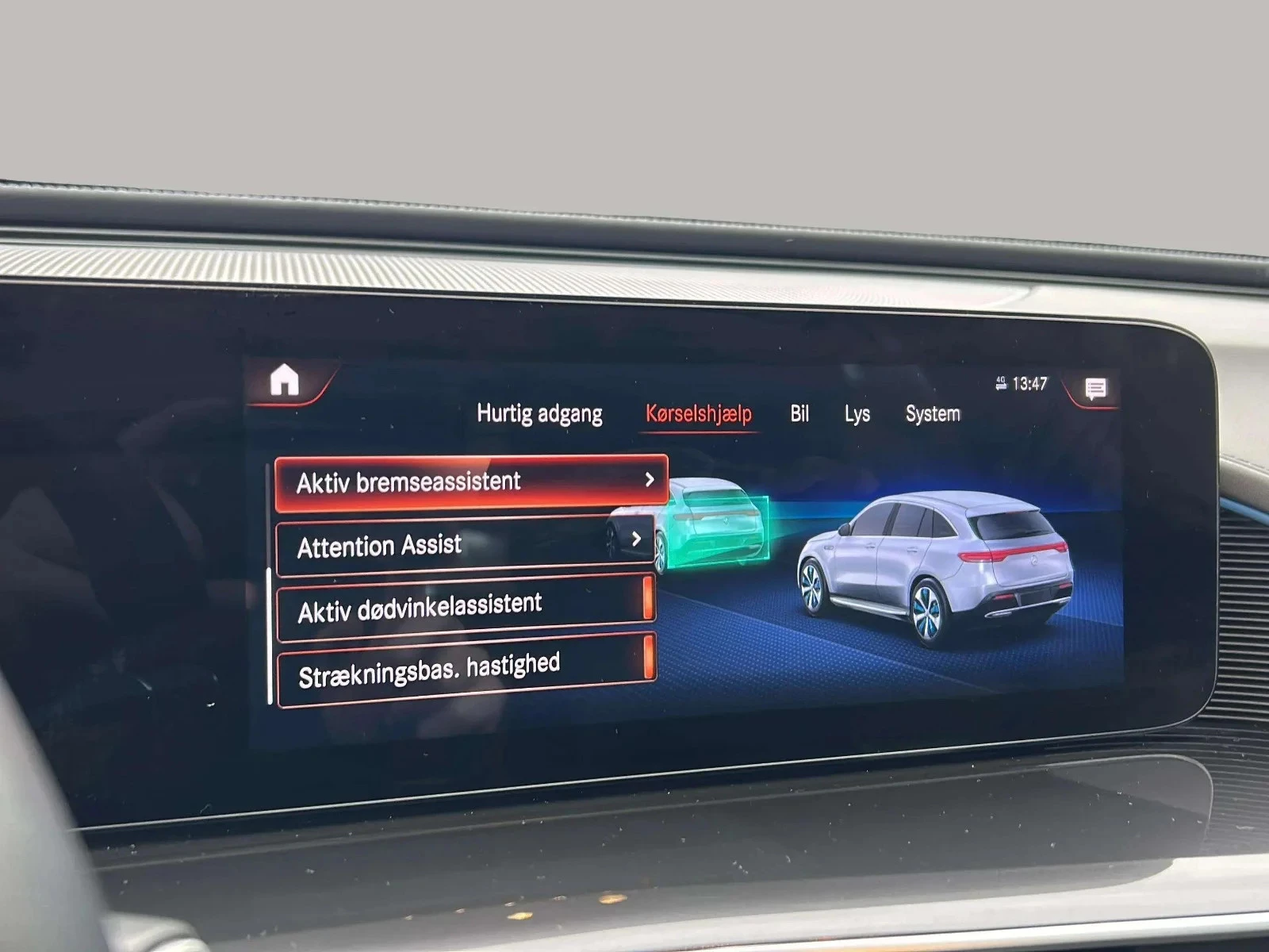 Mercedes-Benz-EQC-image-17