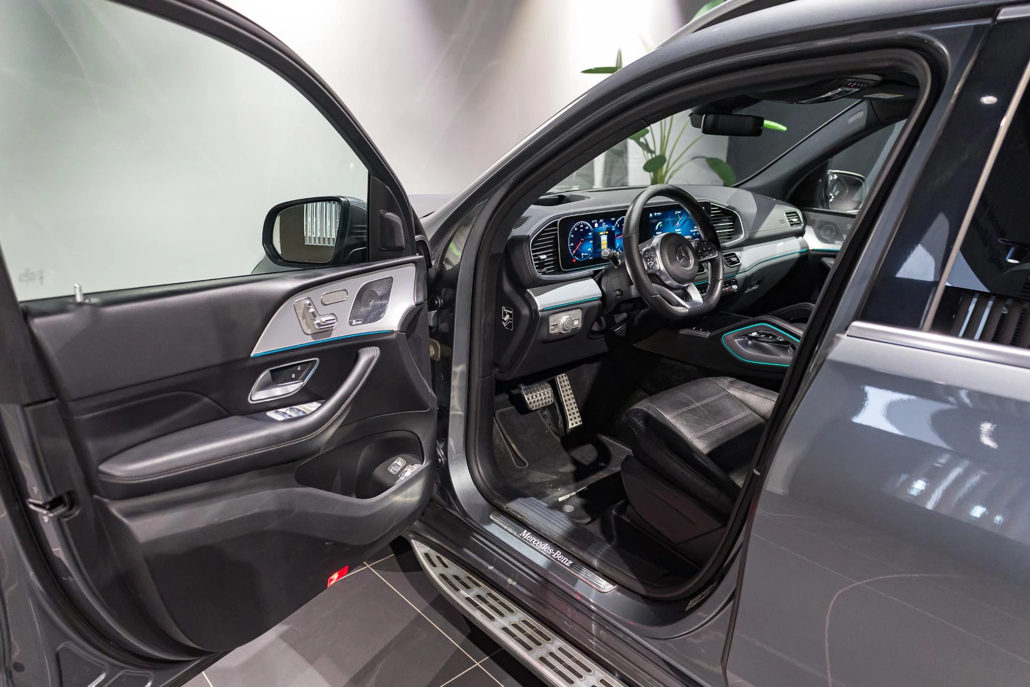 Mercedes-Benz-GLS-image-31