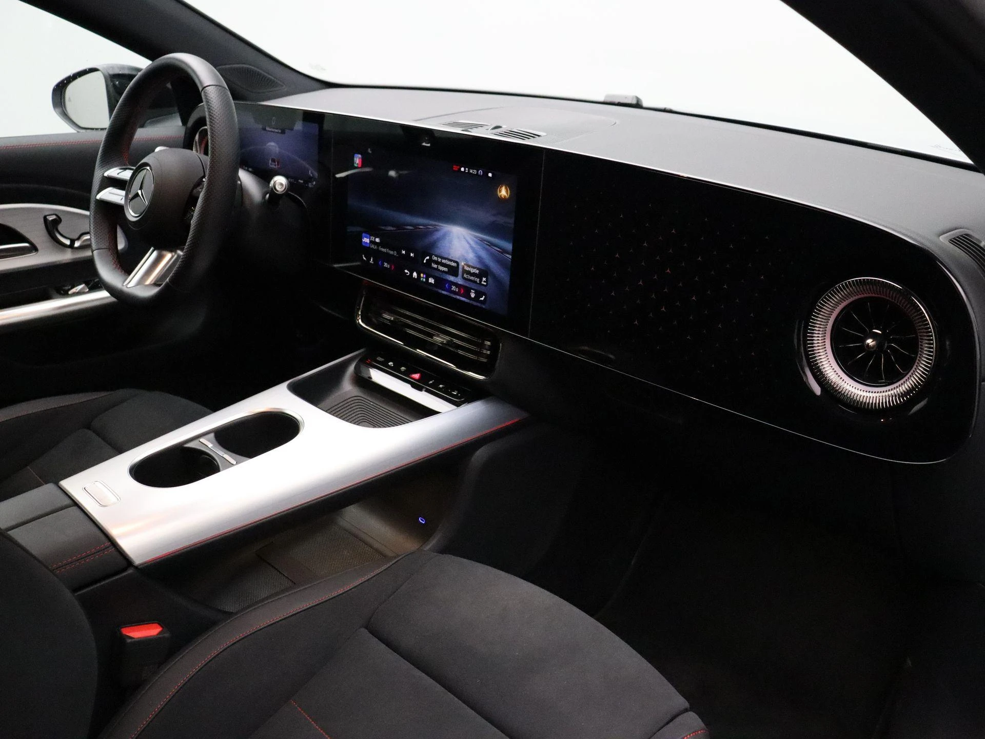 Mercedes-Benz-CLA-image-26