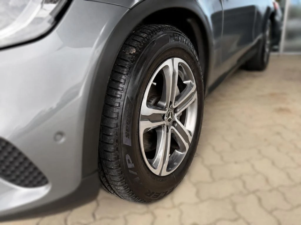 Mercedes-Benz-GLC 220 d-image-4