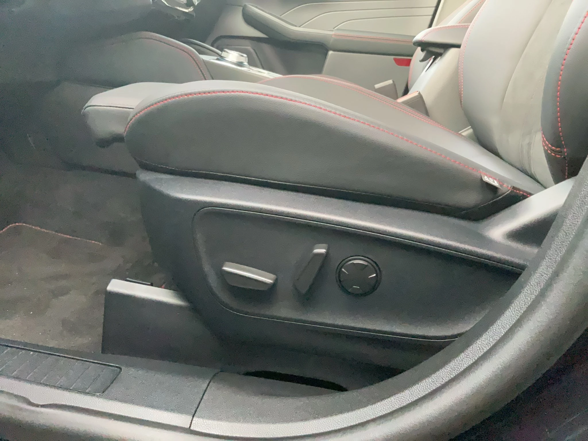 Ford Kuga ST-Line X Aut.*PANO*AHK*360GRAD*LED-MATRIX*NAVI*GRA*WINTER-PKT.