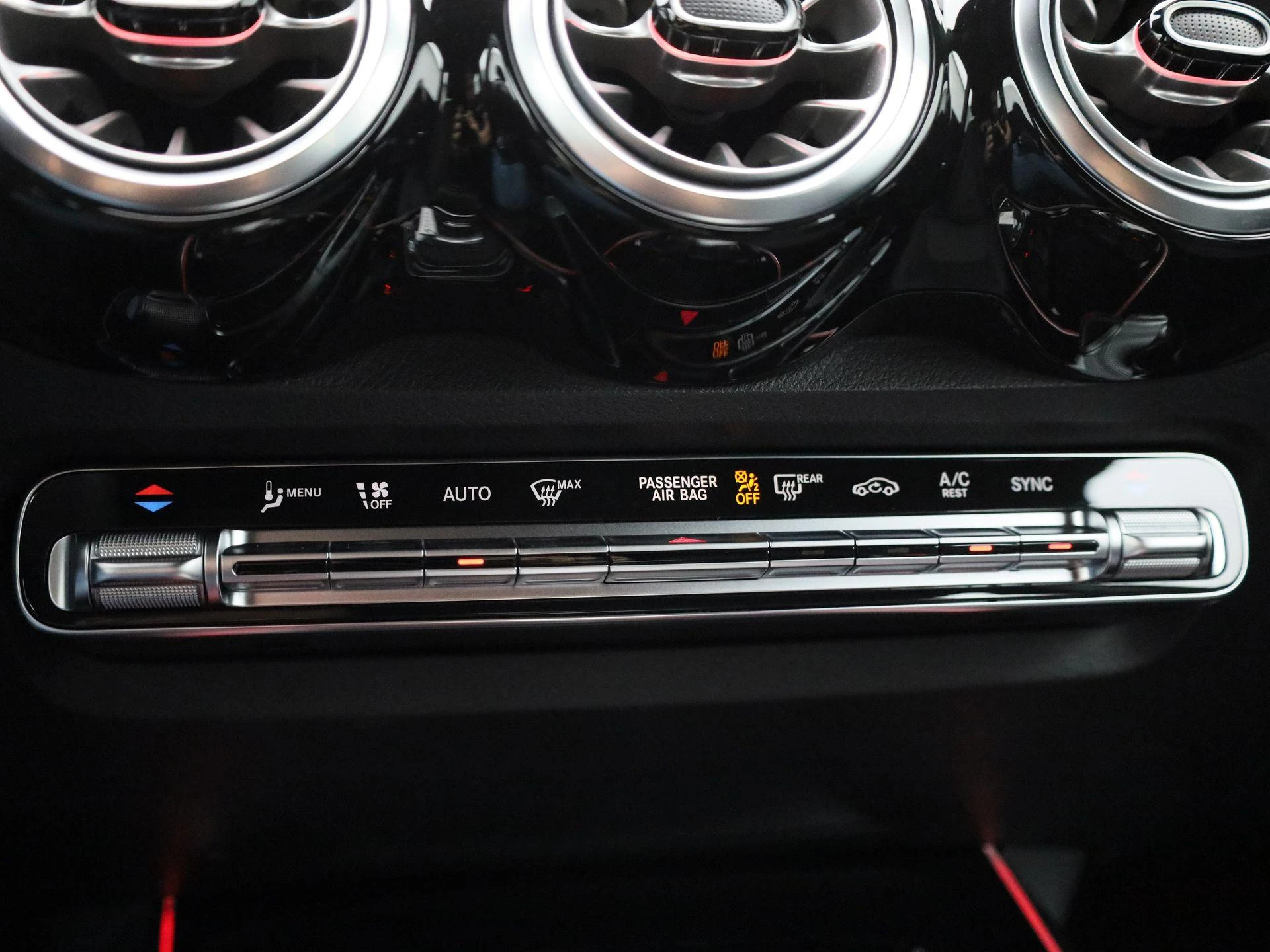 Mercedes-Benz-GLB-image-17
