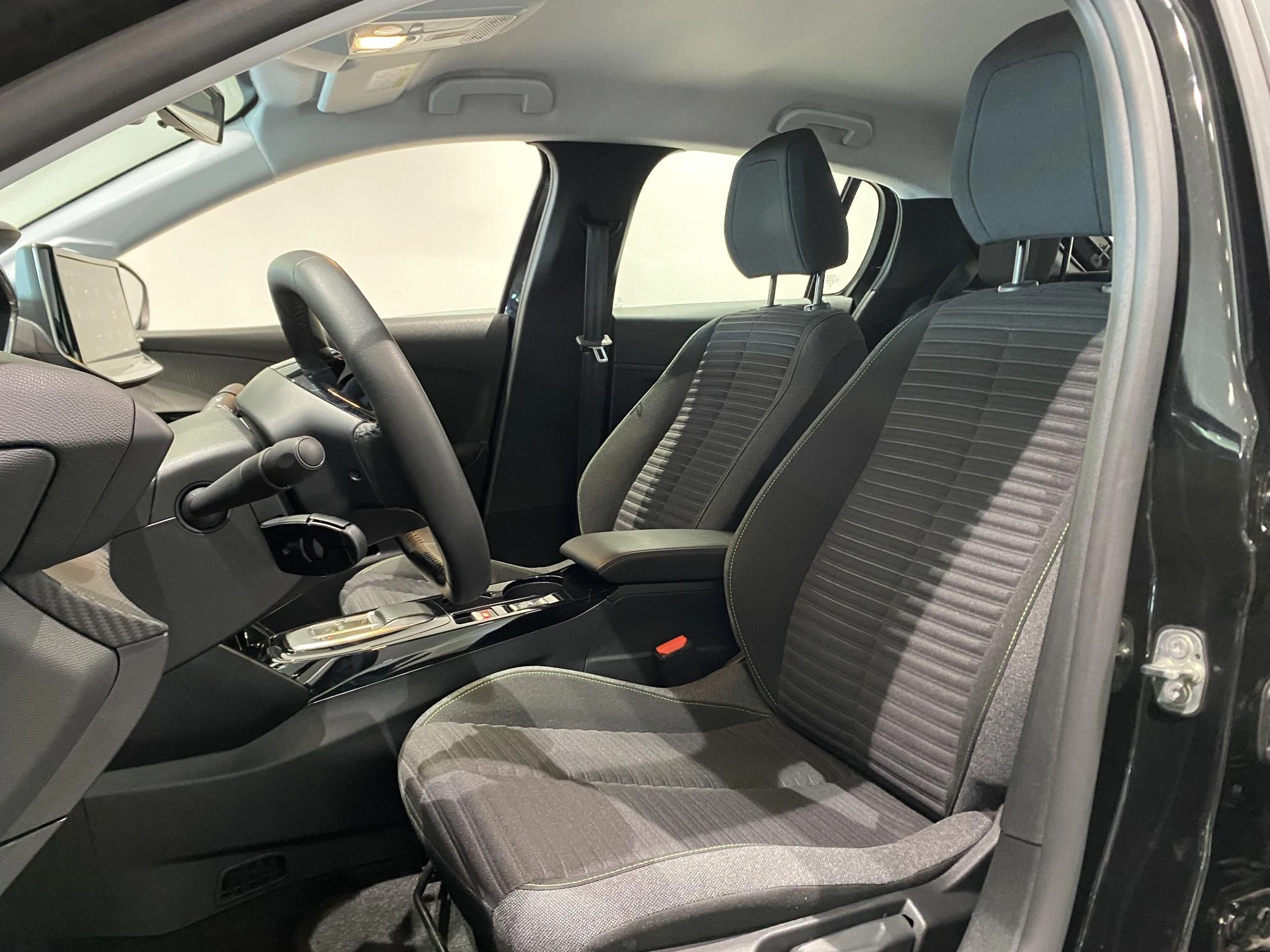 Peugeot-e-208-image-7