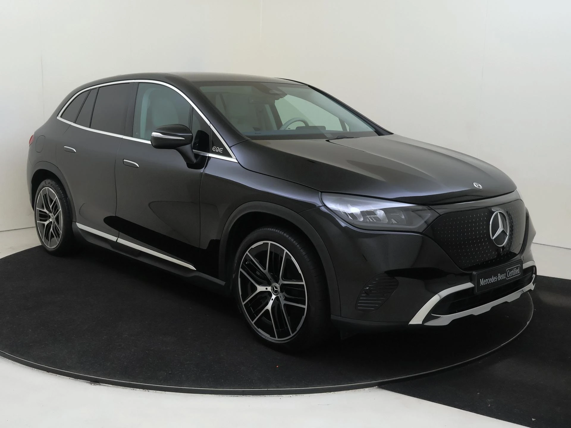 Mercedes-Benz-EQE-image-1