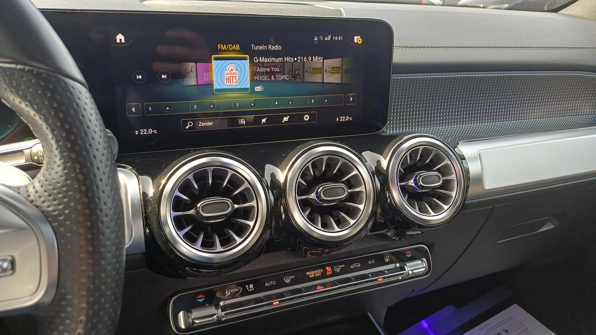 Mercedes-Benz EQB 250 AMG Line + 7-ZITPLAATSEN + LEDER + PANO DAK + CARPLAY +