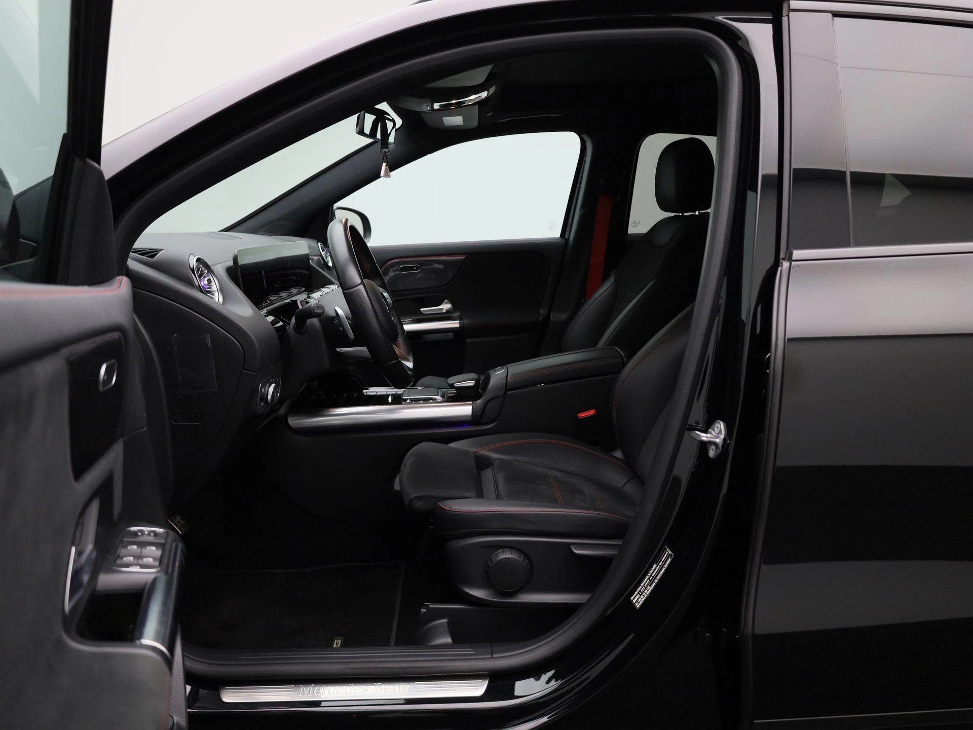 Mercedes-Benz-GLA-image-8