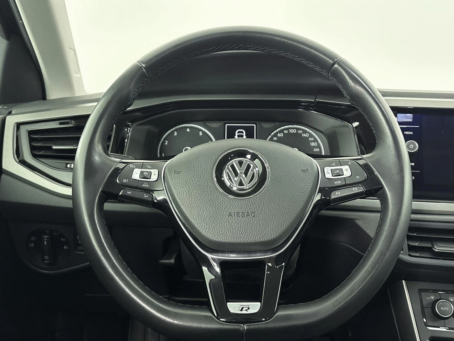 Volkswagen-Polo-image-18