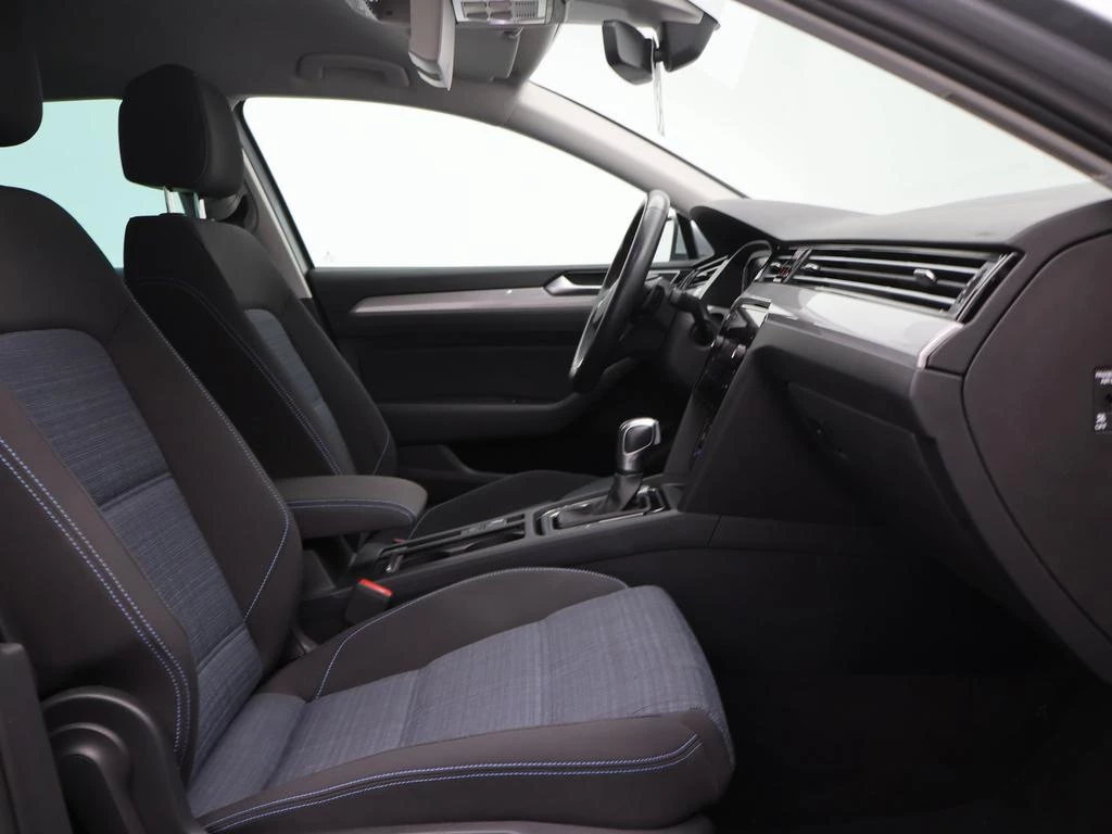 Volkswagen-Passat-image-10