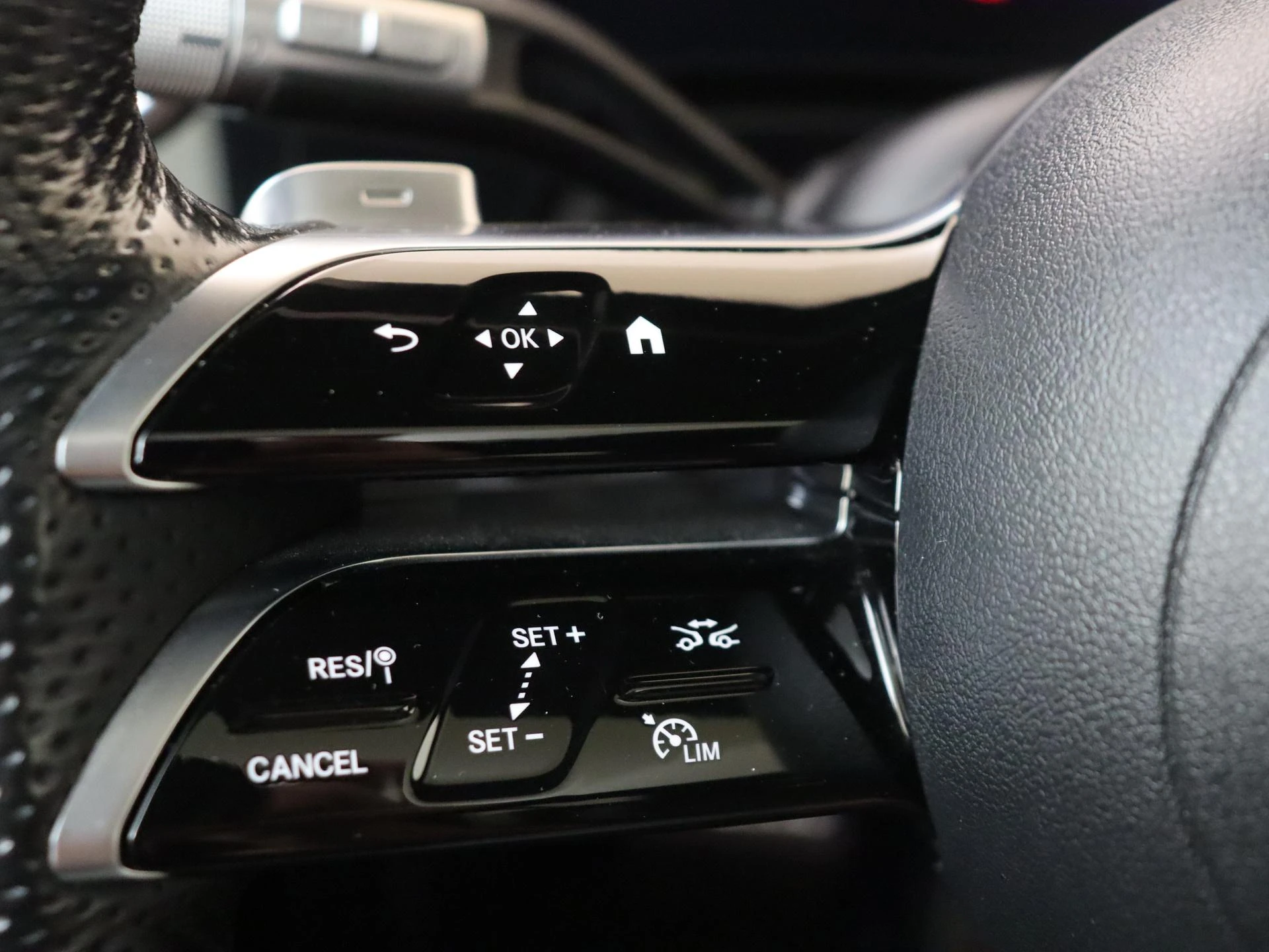 Mercedes-Benz-EQS-image-11