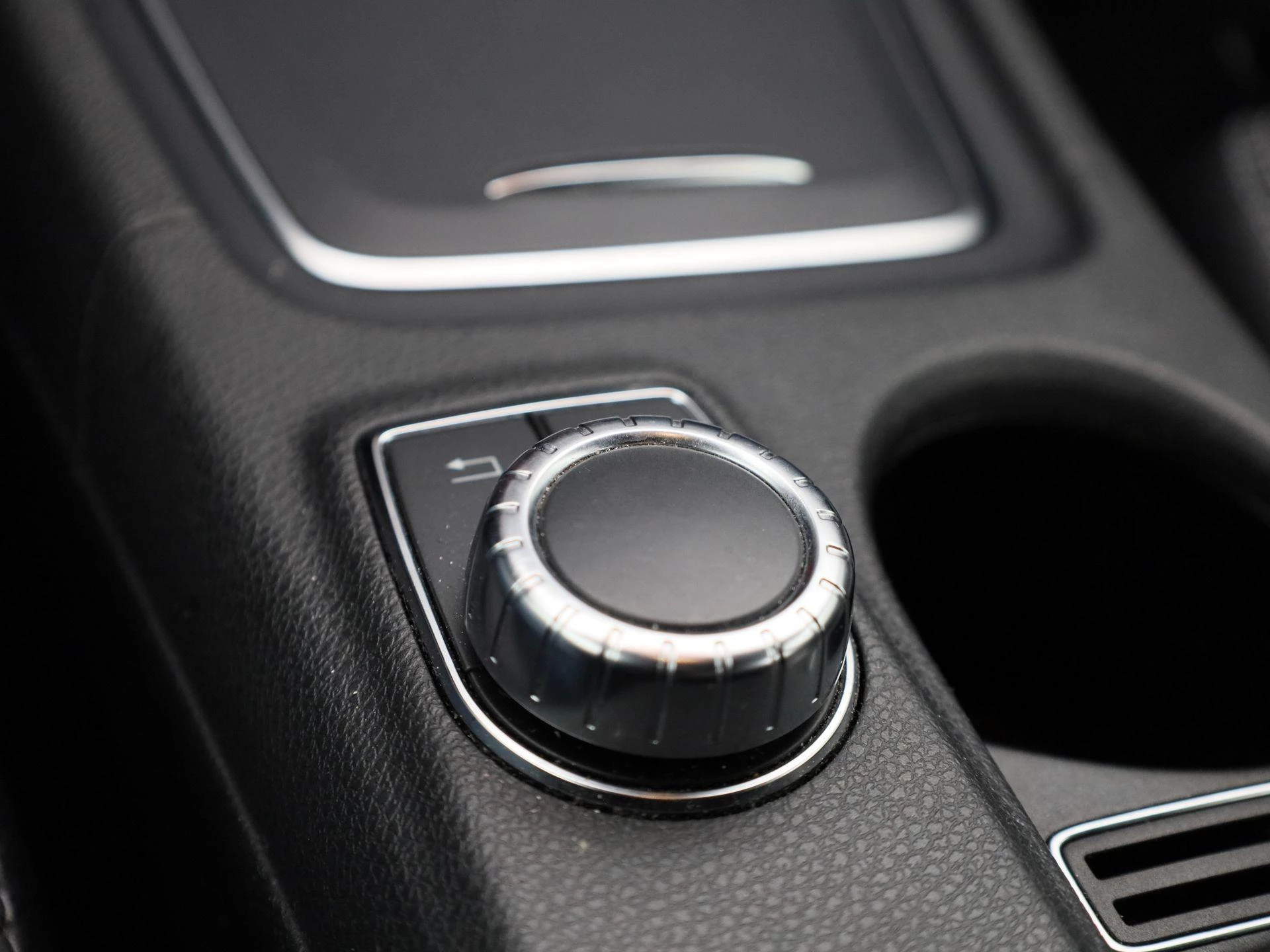 Mercedes-Benz-GLA-image-24