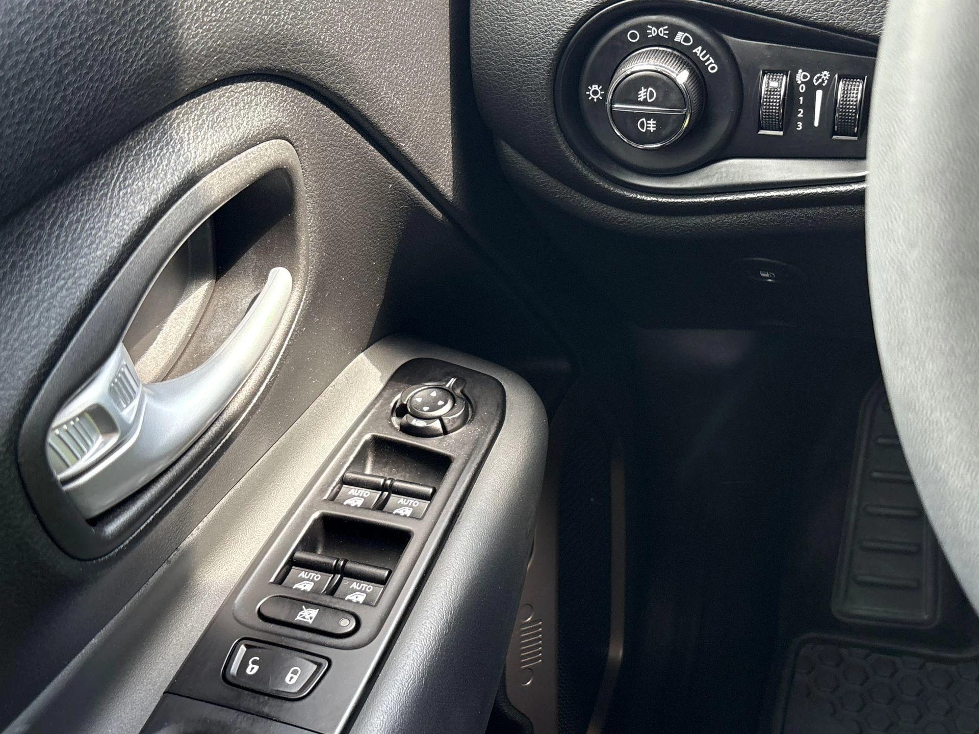 Jeep-Renegade-image-15
