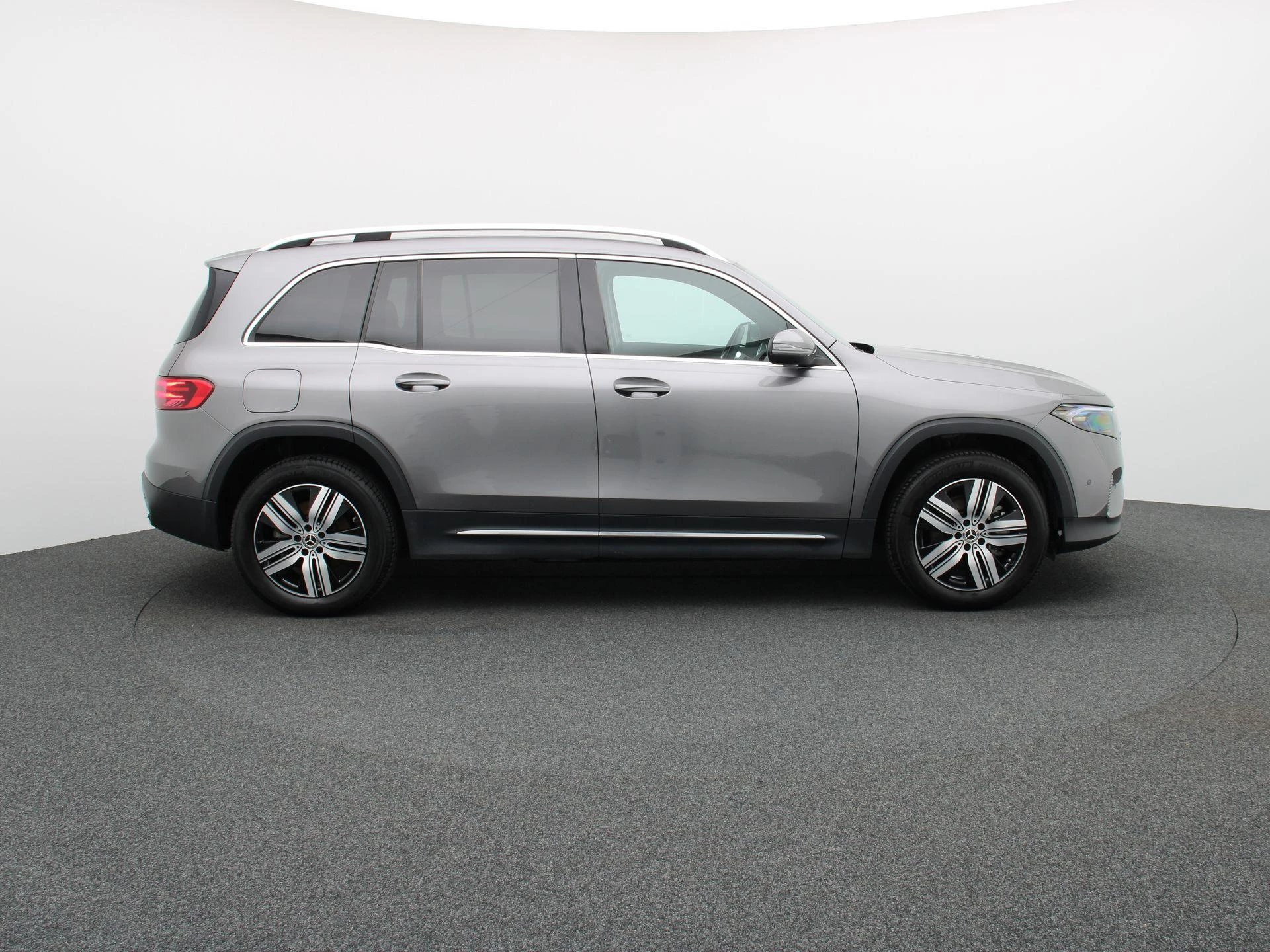 Mercedes-Benz-EQB-image-5