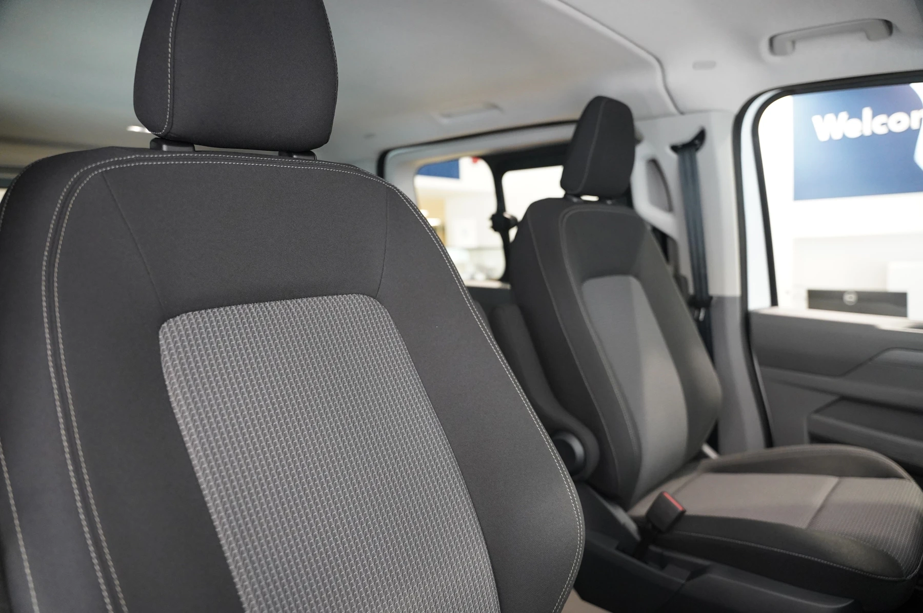 Volkswagen-Transporter-image-8