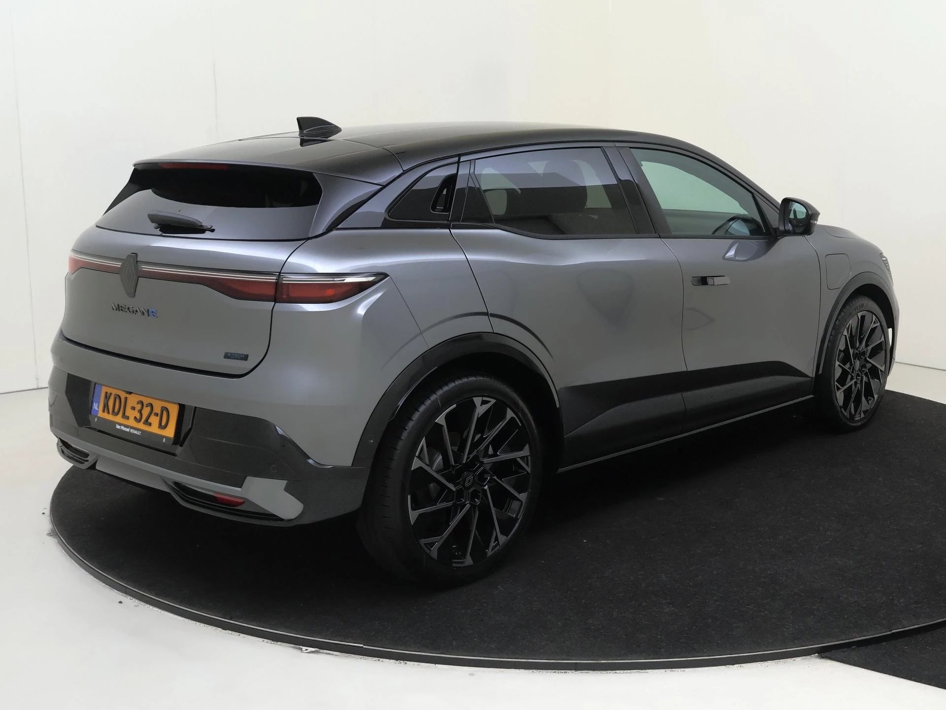 Renault-Megane E-Tech-image-3
