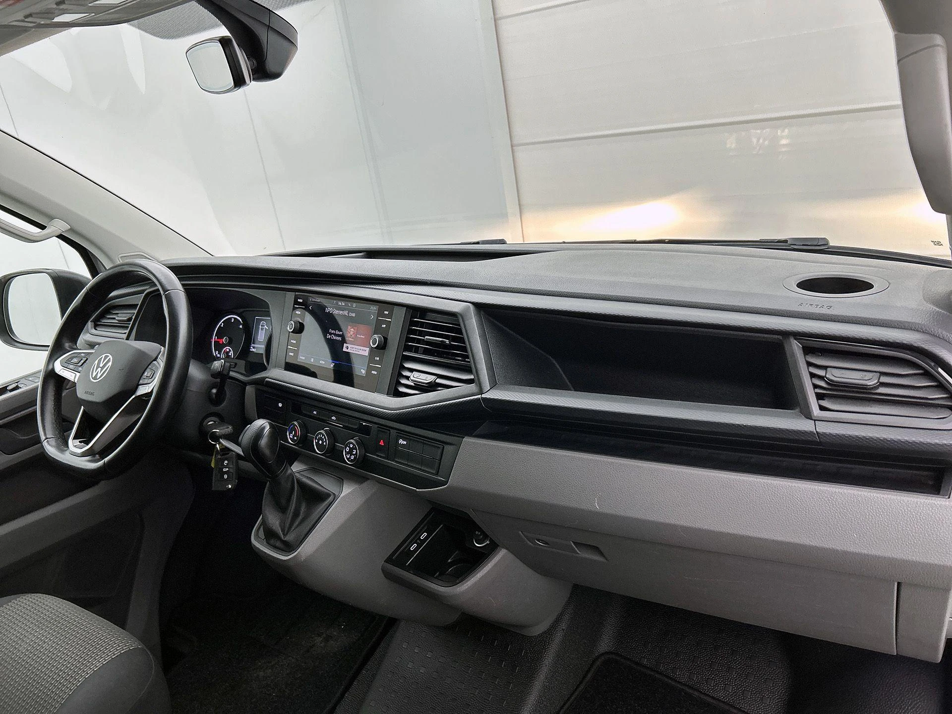 Volkswagen-Transporter-image-17