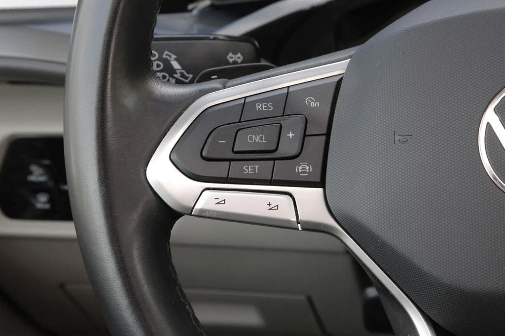 Volkswagen-Multivan-image-14