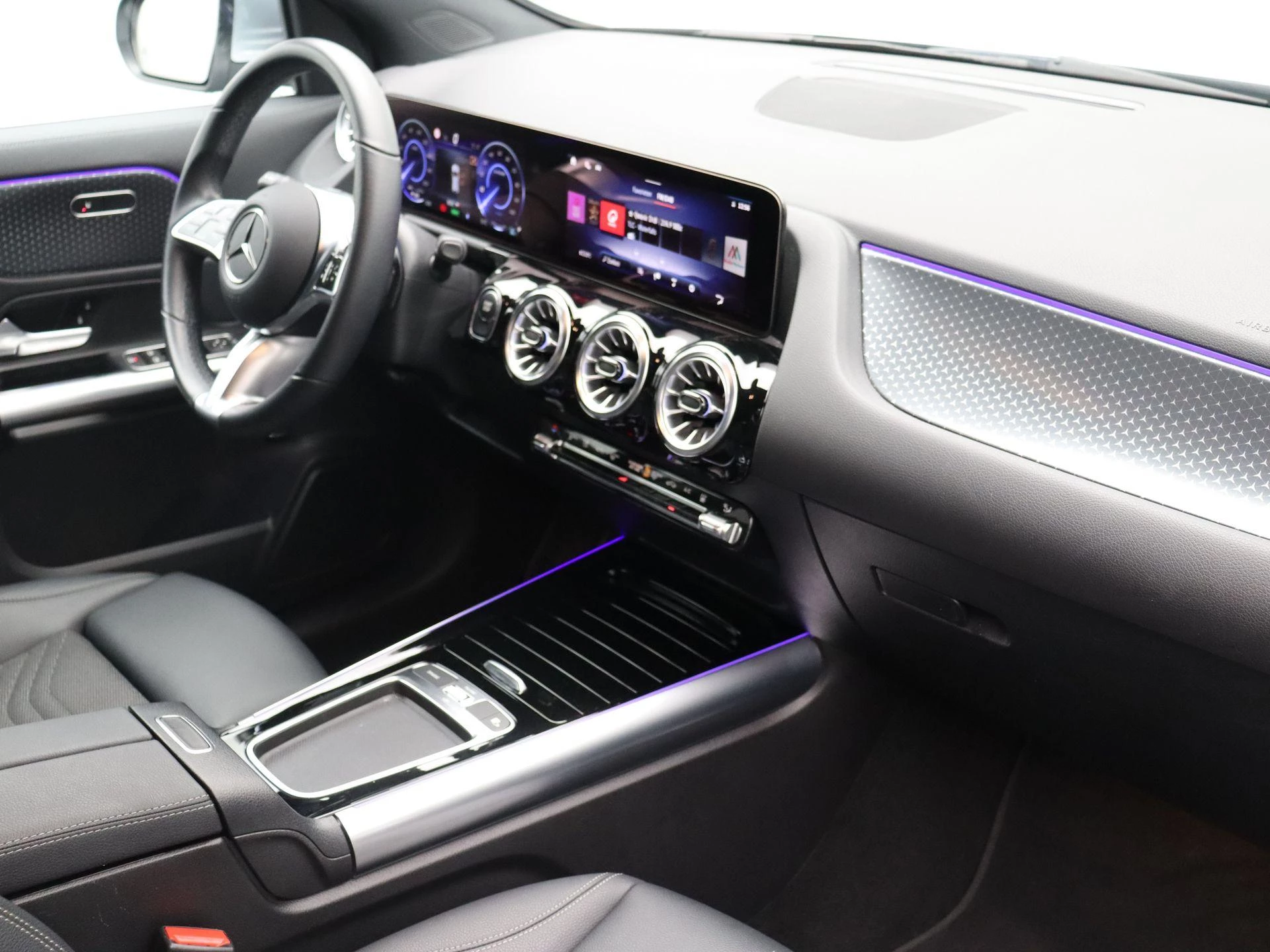 Mercedes-Benz EQA 250+ Business Line + CARPLAY + LED + CAMERA +