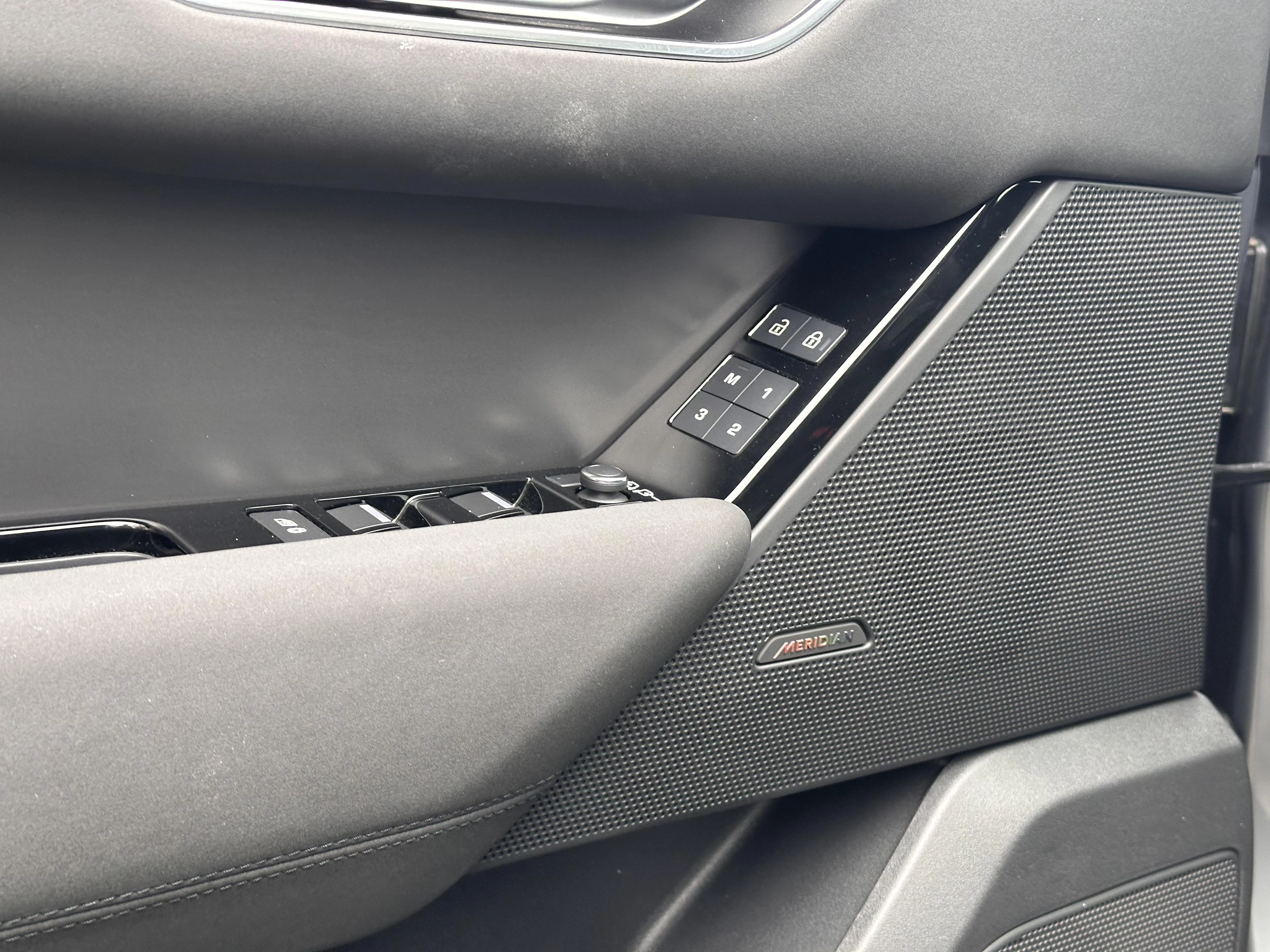 Land Rover-Range Rover Velar-image-25