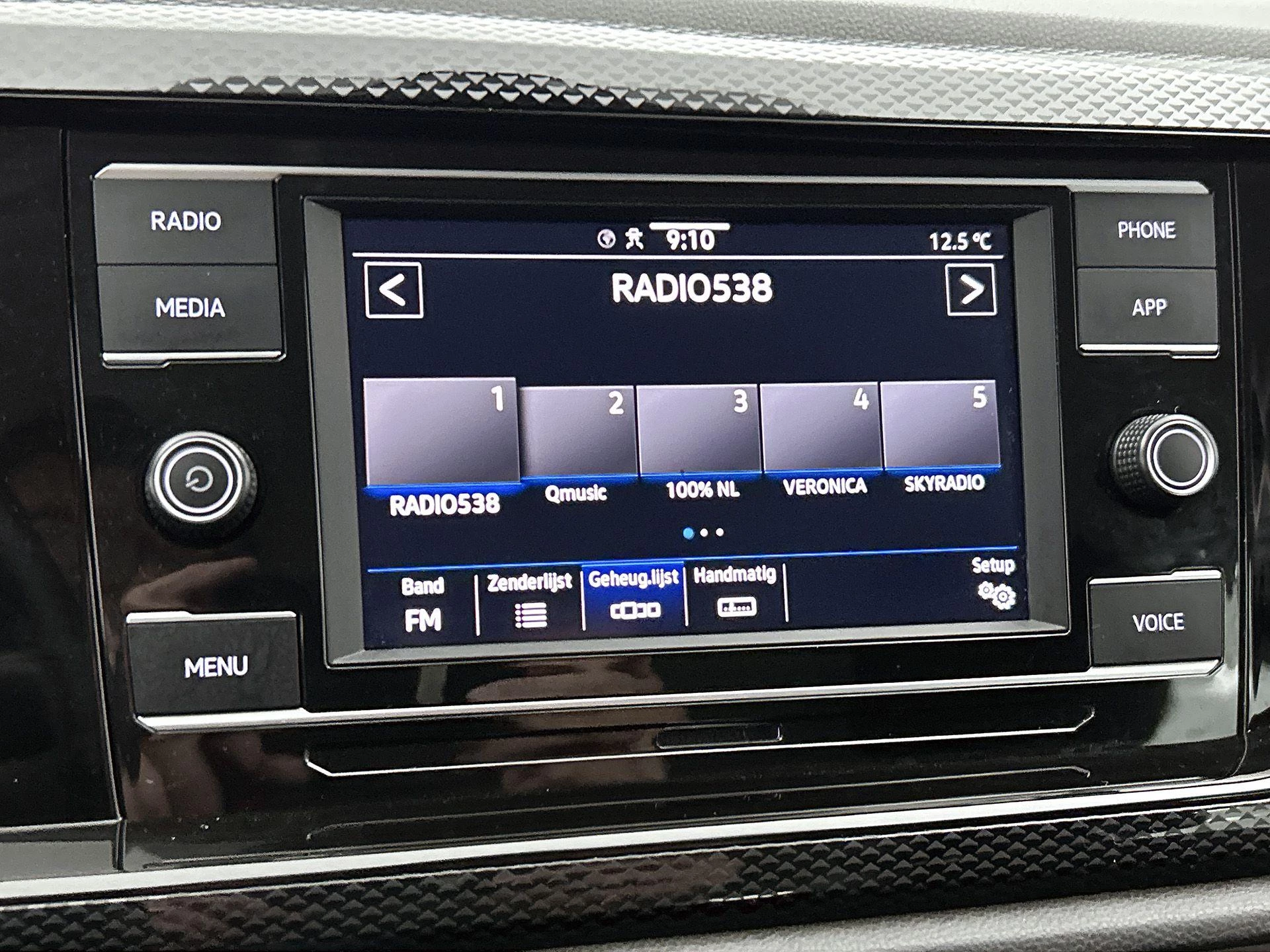 Volkswagen-Polo-image-23