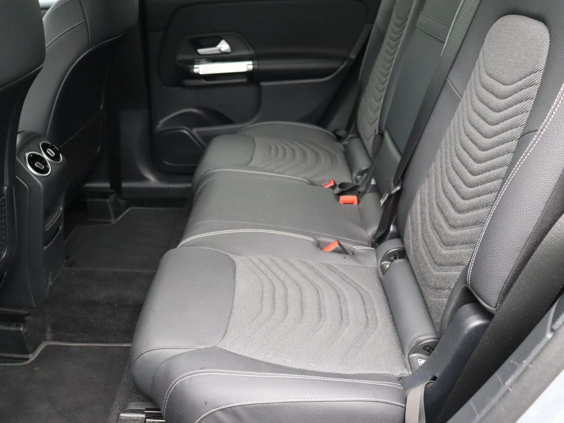 Mercedes-Benz GLB 180 Luxury Line + CARPLAY + TREKHAAK + NIGHTPAKKET +