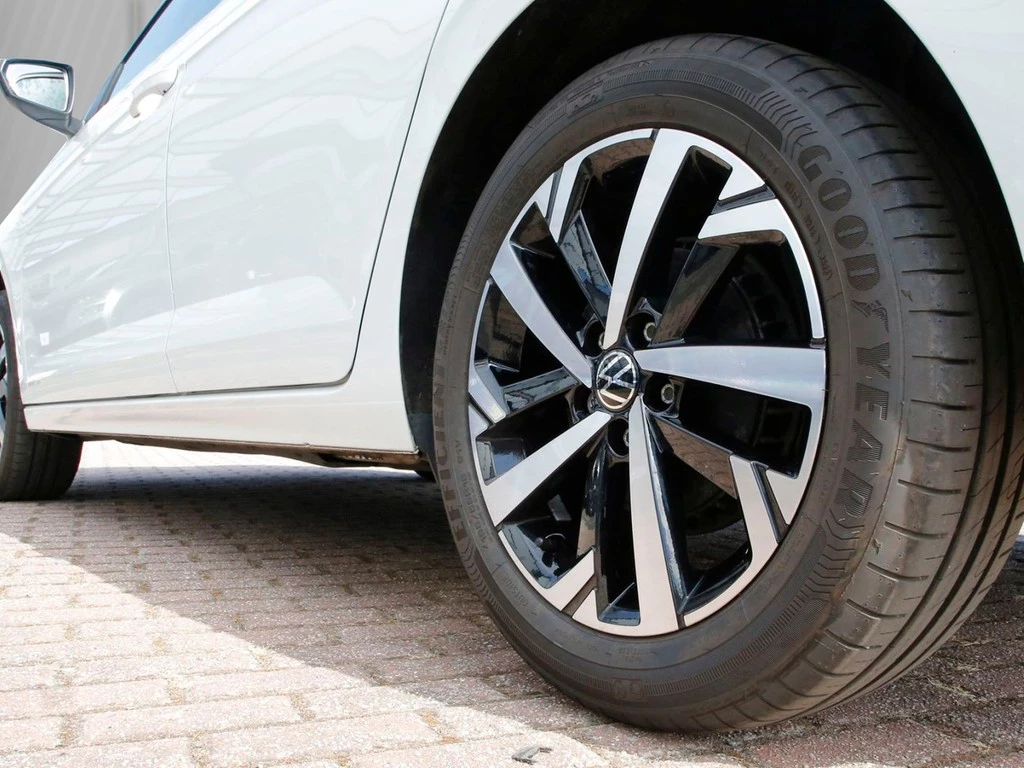 Volkswagen Polo VI 1.0 TSI Move 15" AppCon. LED RFK+PDC SHZ