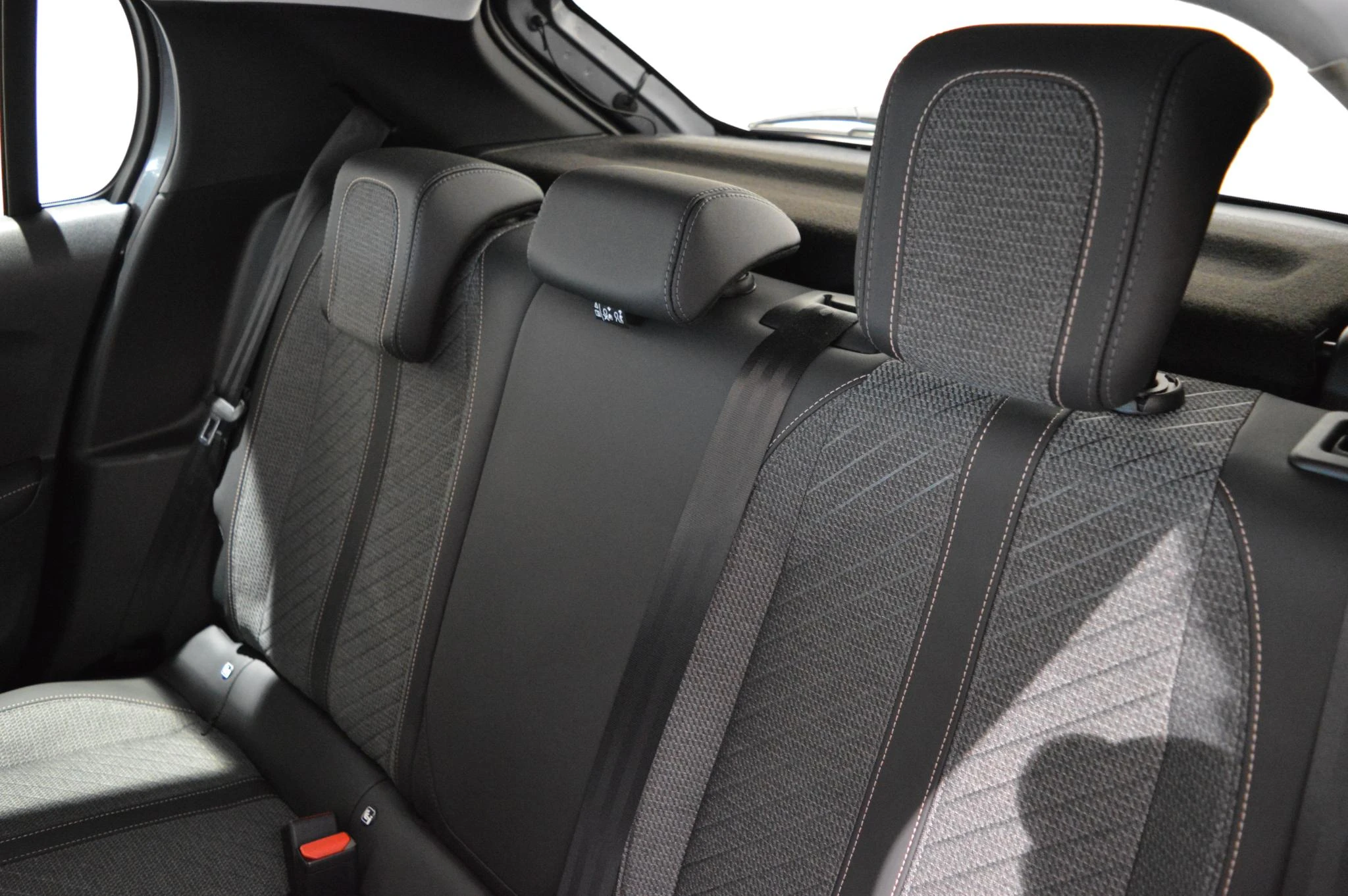 Peugeot-e-208-image-9