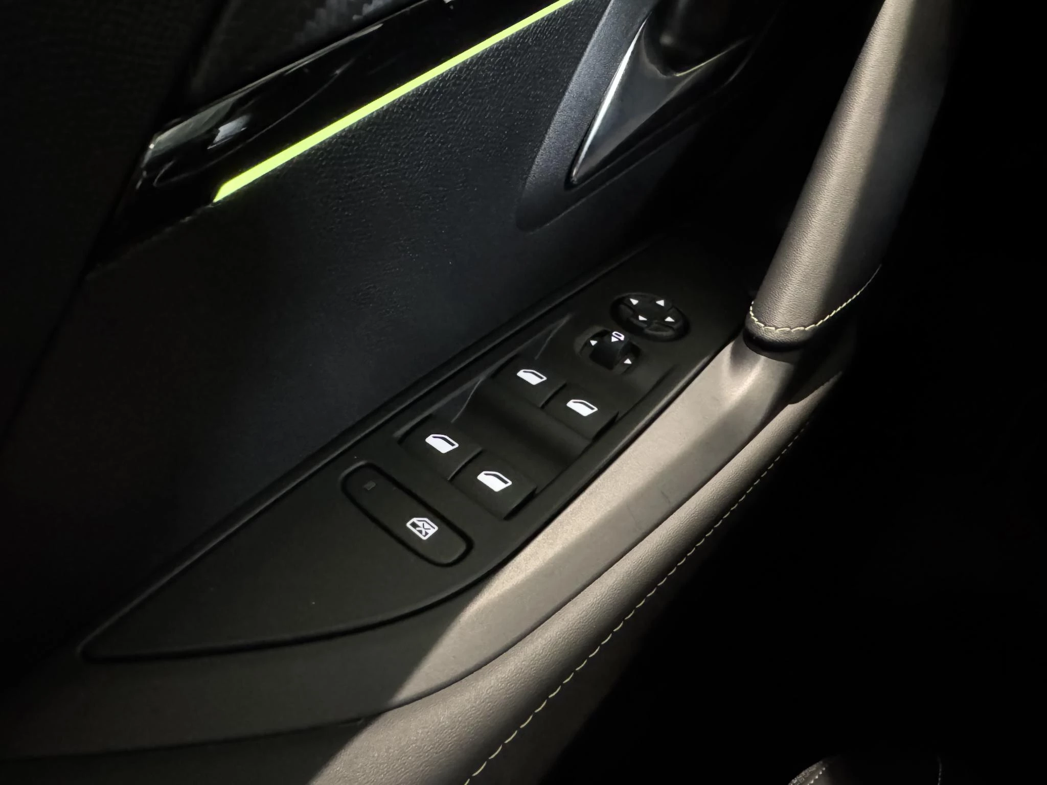 Peugeot-e-208-image-16