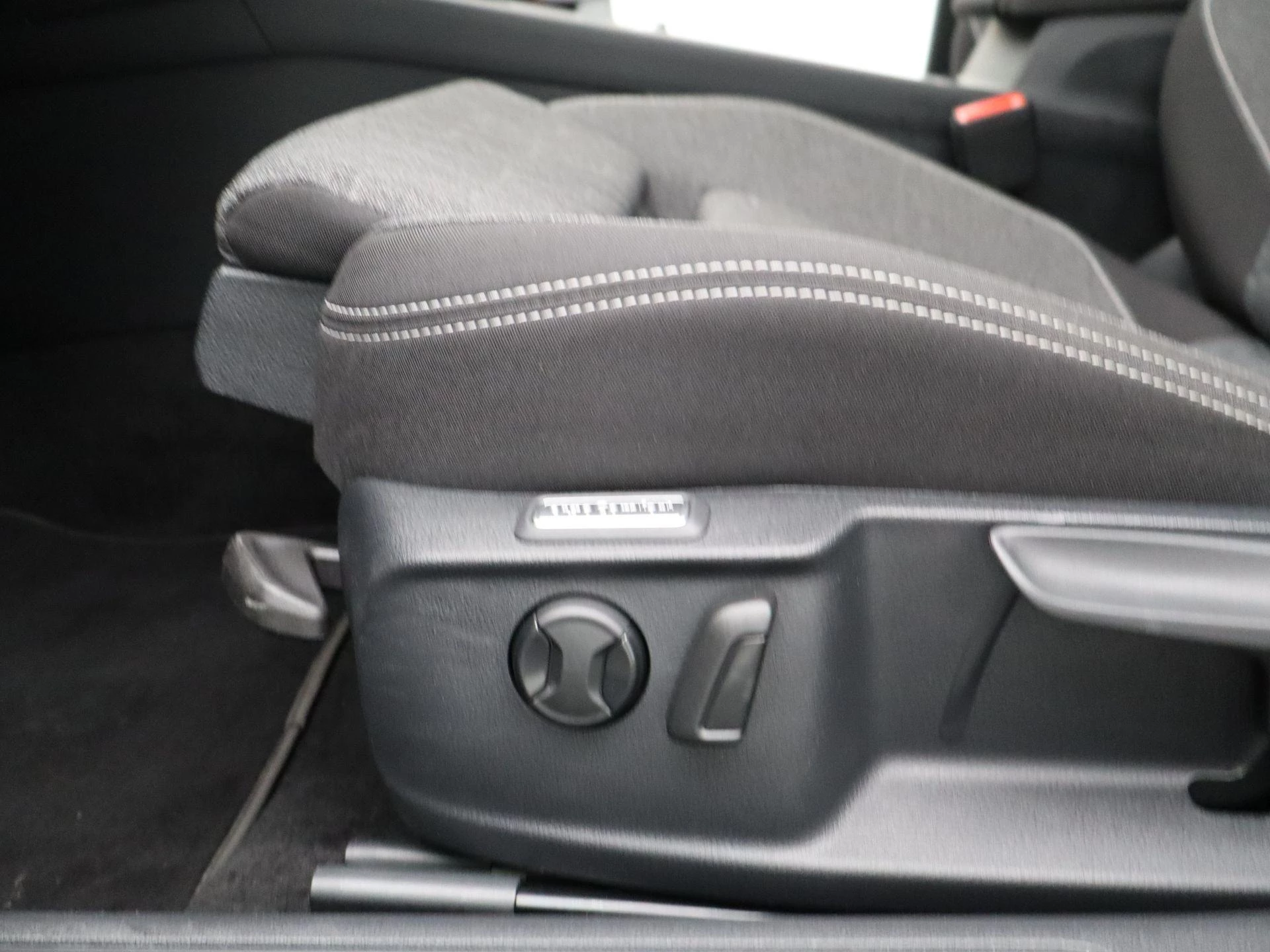 Volkswagen-Passat-image-24