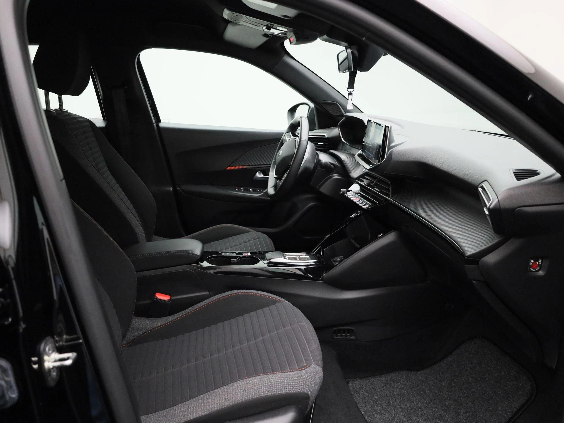Peugeot-e-2008-image-31