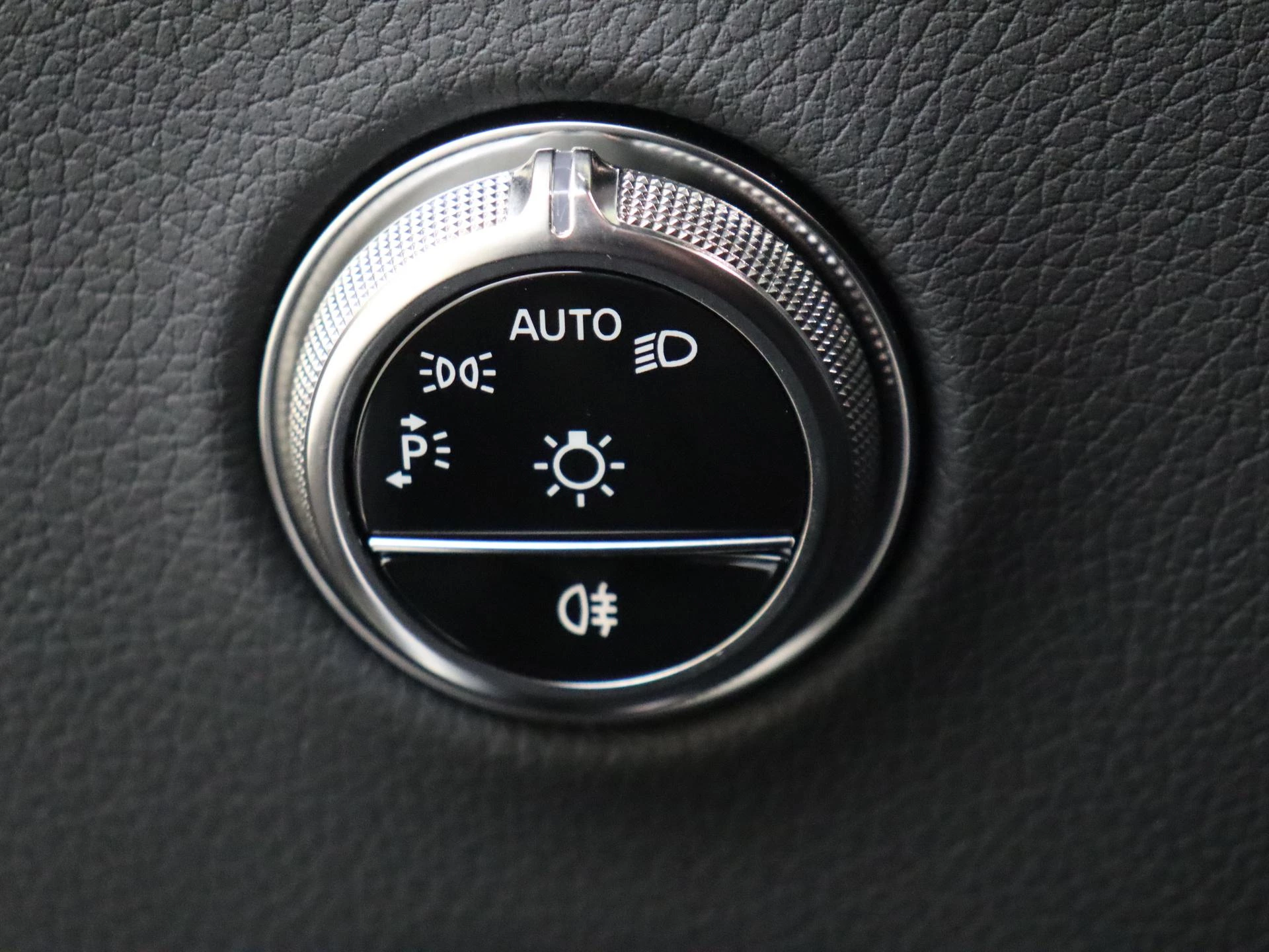 Mercedes-Benz-GLC-image-23