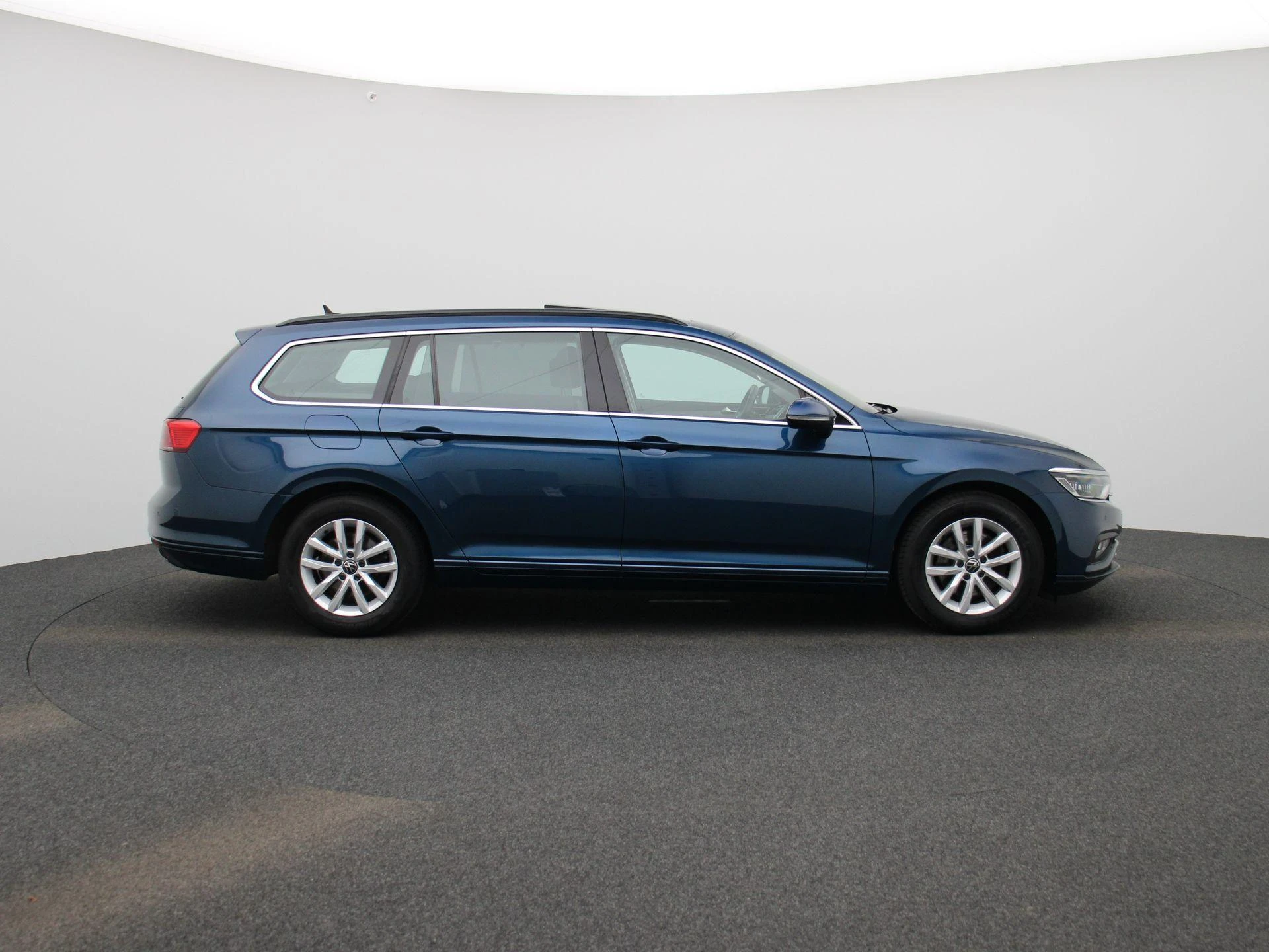 Volkswagen-Passat-image-5