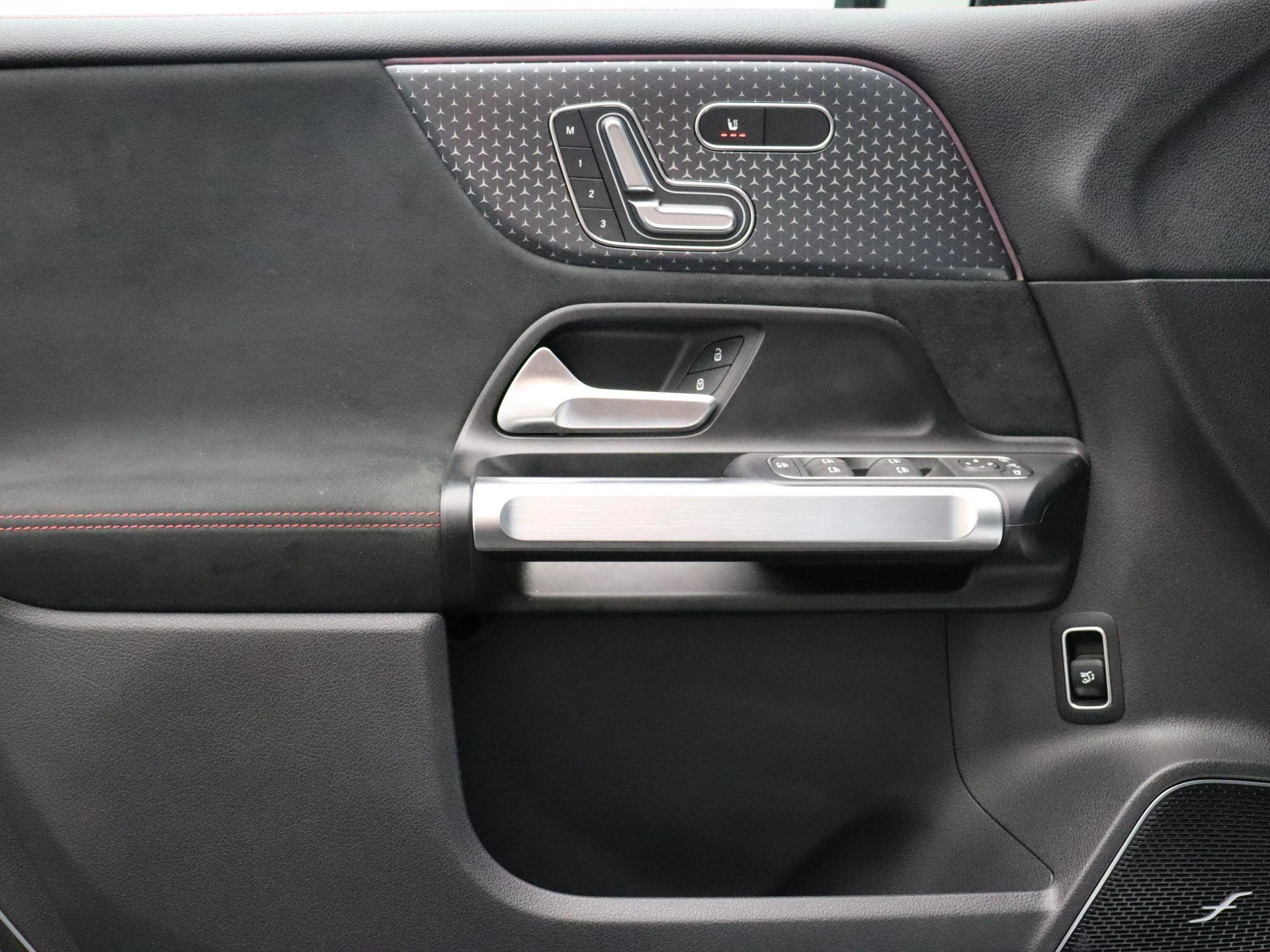 Mercedes-Benz-EQB-image-10
