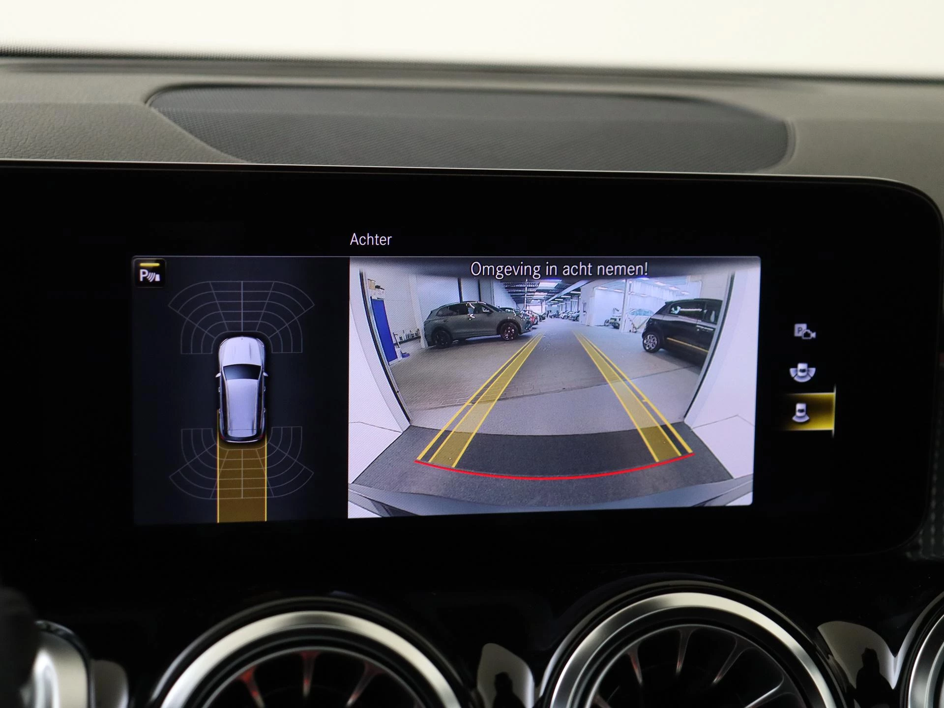 Mercedes-Benz-EQB-image-18