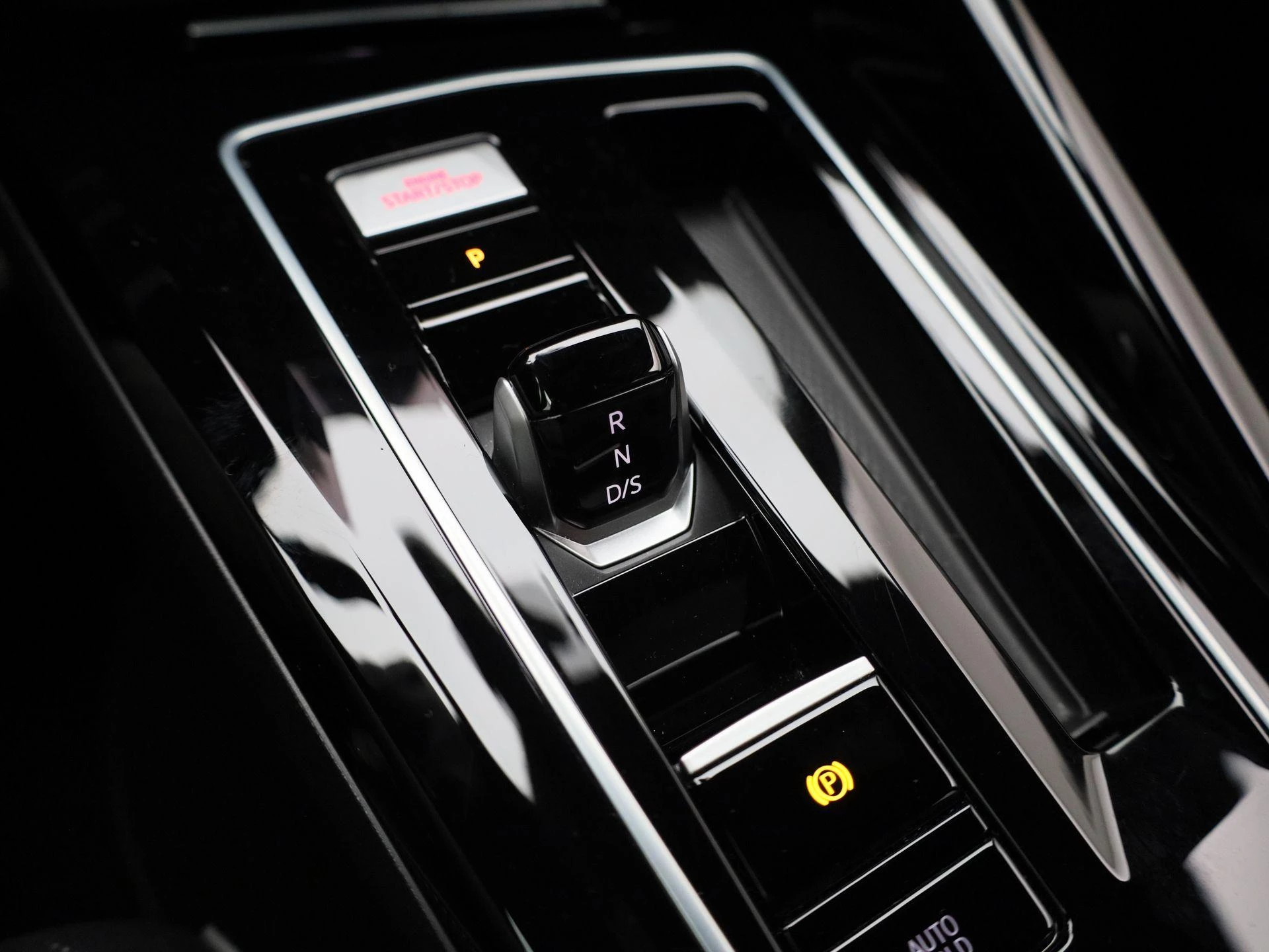 Volkswagen-Golf-image-31