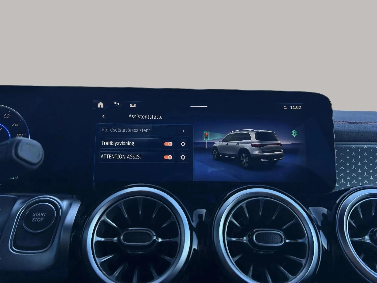 Mercedes-Benz-EQB-image-19
