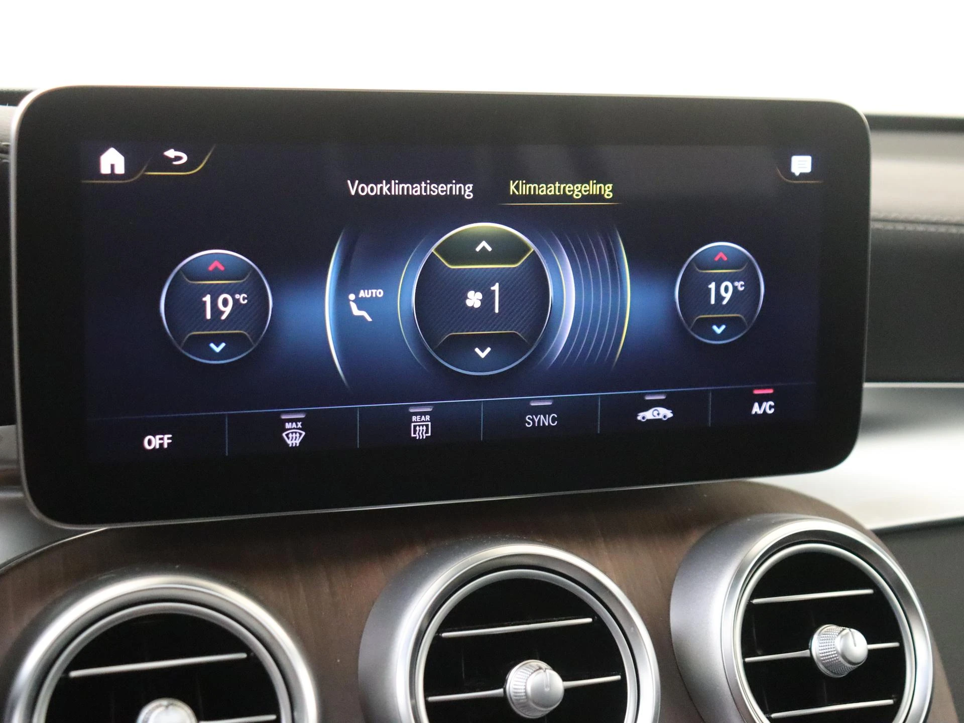 Mercedes-Benz-GLC-image-17