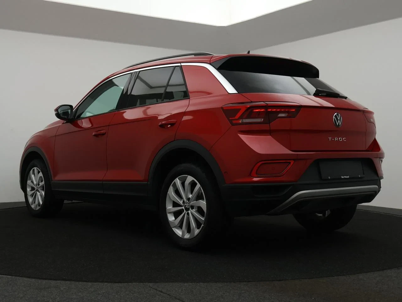 Volkswagen-T-Roc-image-2