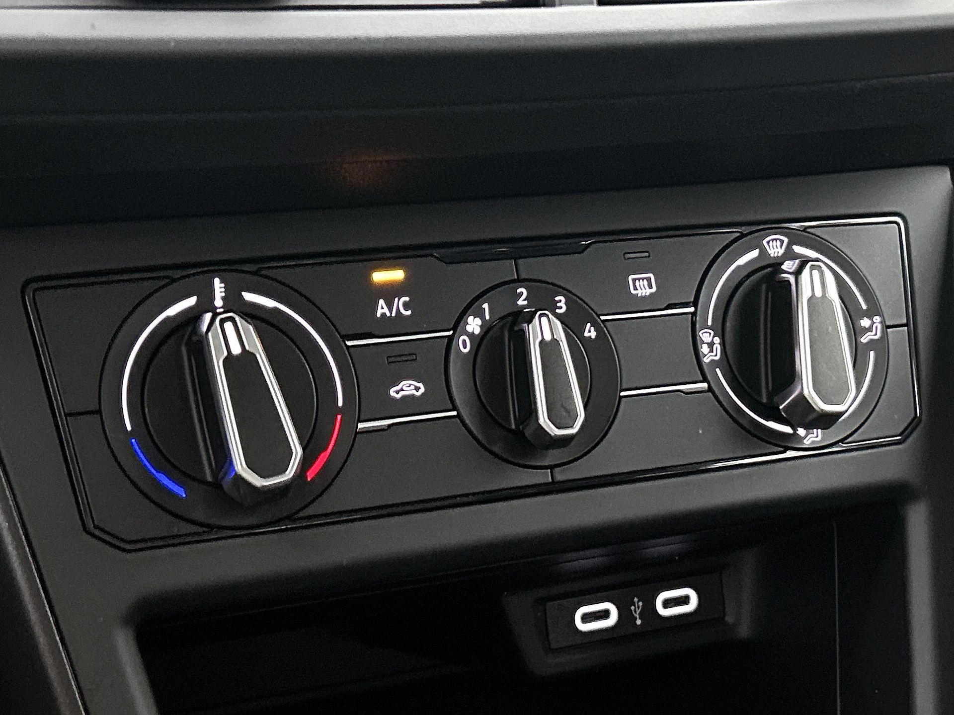 Volkswagen-Polo-image-18