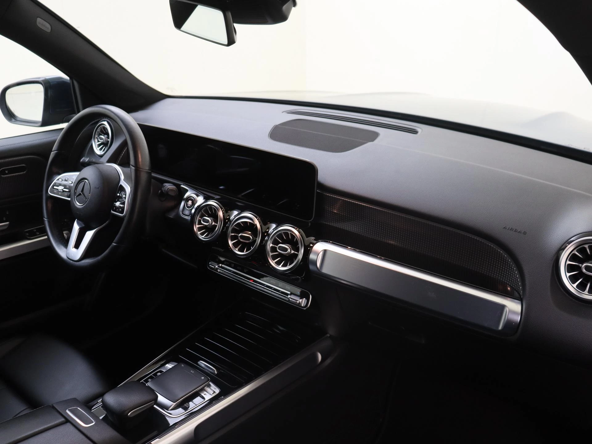 Mercedes-Benz-GLB-image-4
