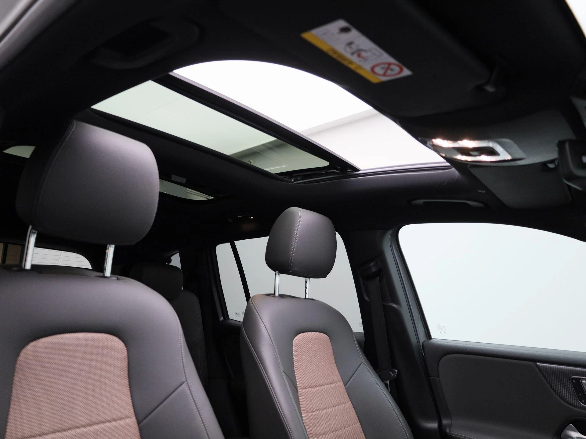 Mercedes-Benz-EQB-image-45