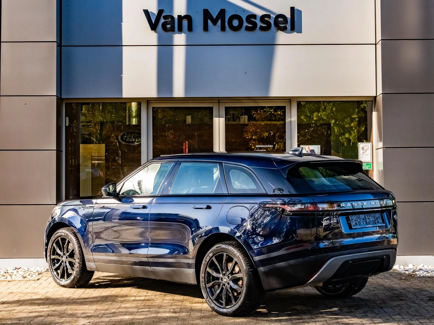 Land Rover-Range Rover Velar-image-3