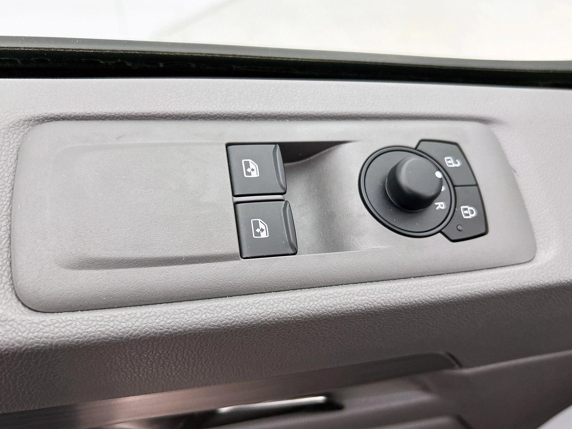 Volkswagen-e-Transporter-image-41