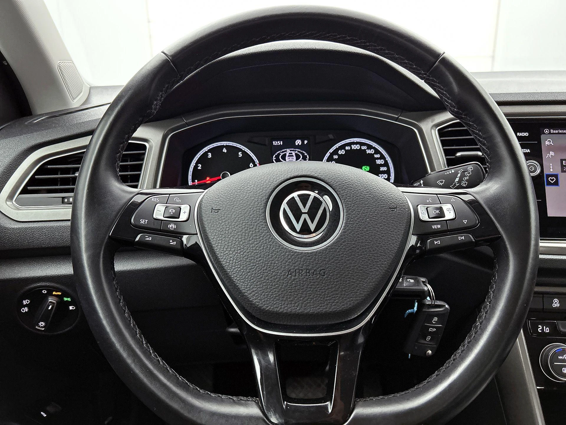 Volkswagen-T-Roc-image-30
