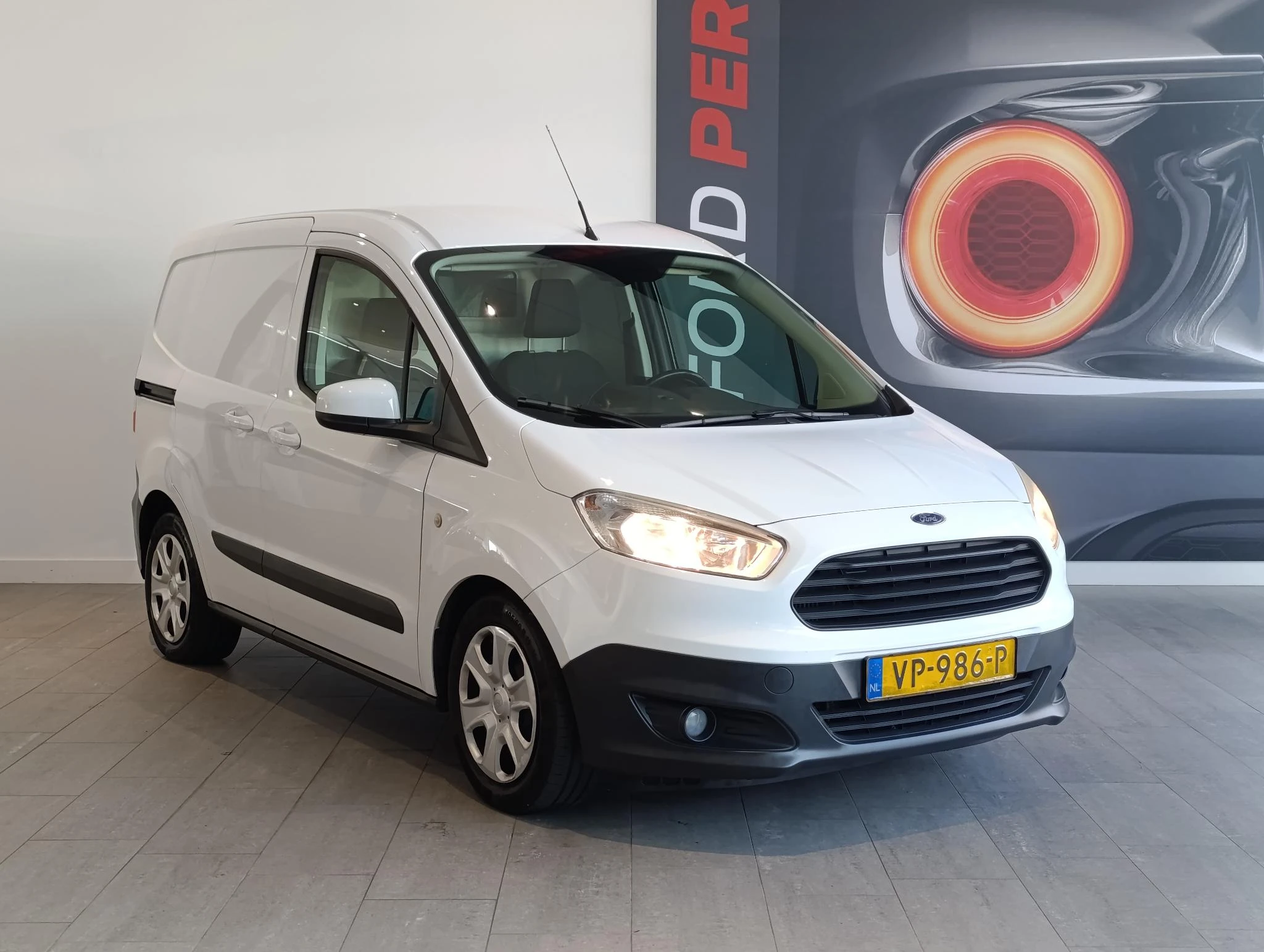 Ford-Transit Courier-image-5